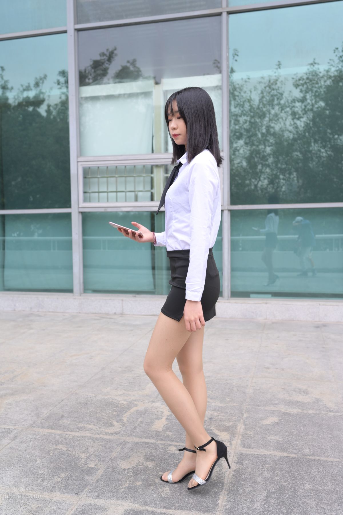 [魔鏡街拍] 084 程生街拍-商城推銷美女長腿肉絲制服 54