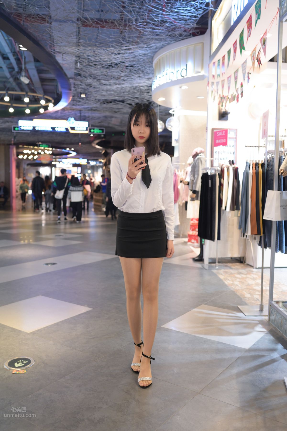 [魔鏡街拍] 084 程生街拍-商城推銷美女長腿肉絲制服 323