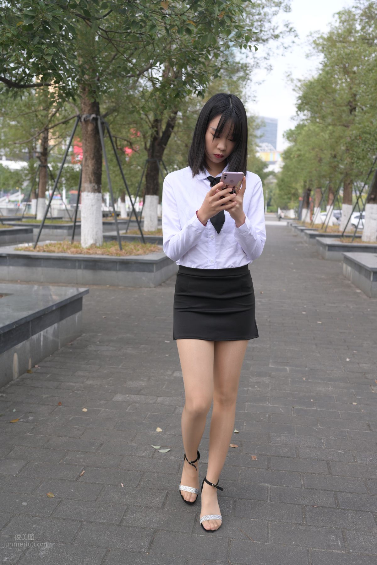 [魔鏡街拍] 084 程生街拍-商城推銷美女長腿肉絲制服 255