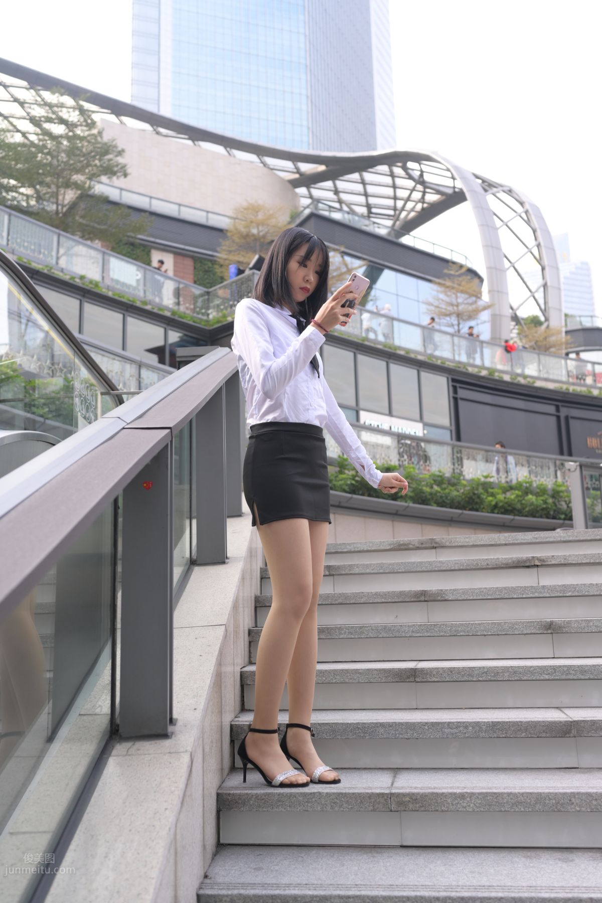 [魔鏡街拍] 084 程生街拍-商城推銷美女長腿肉絲制服 437