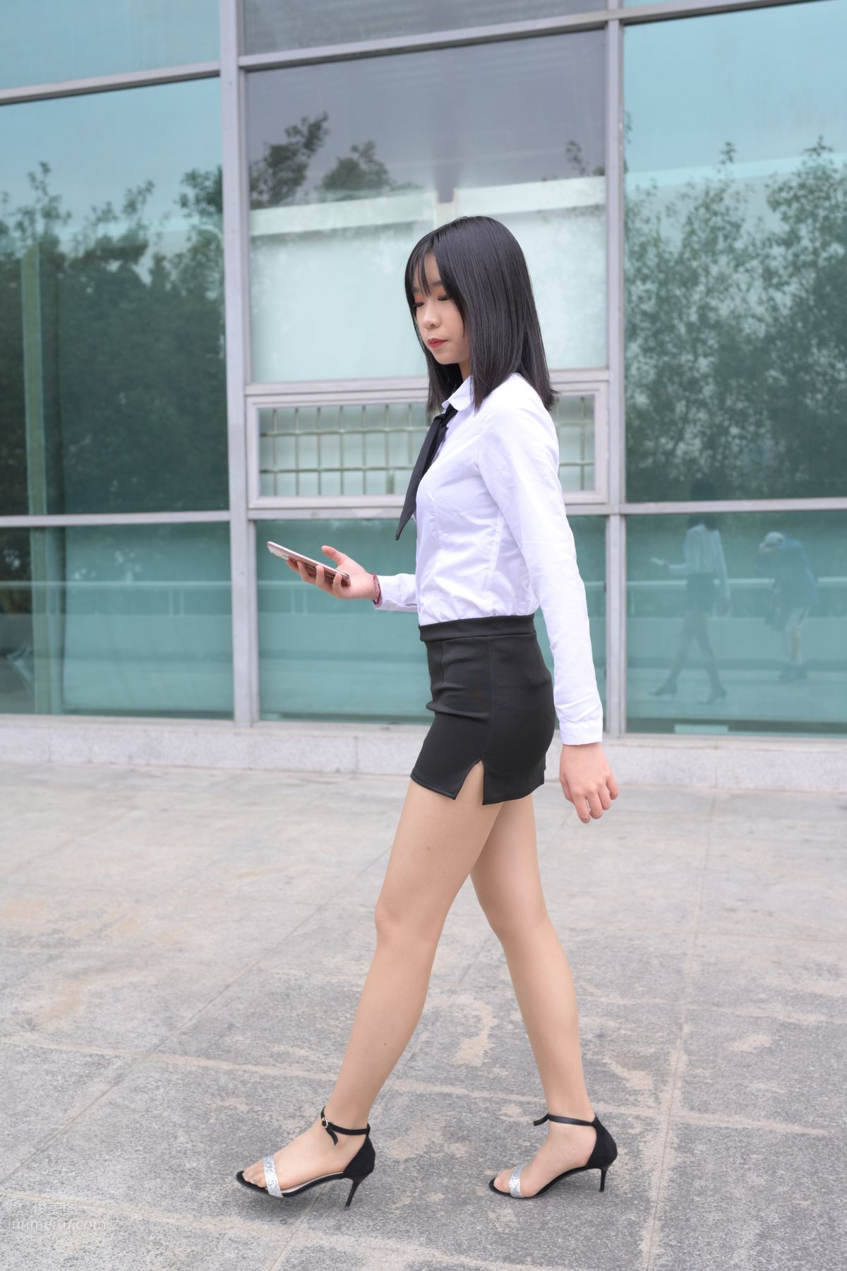[魔鏡街拍] 084 程生街拍-商城推銷美女長腿肉絲制服 55