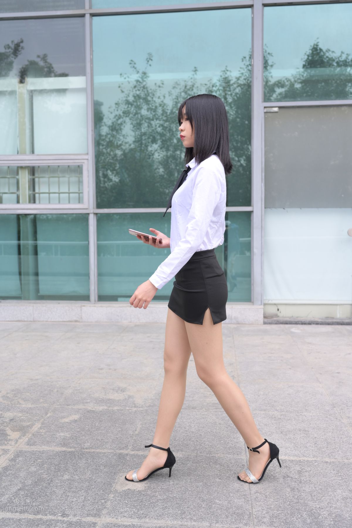 [魔鏡街拍] 084 程生街拍-商城推銷美女長腿肉絲制服 50