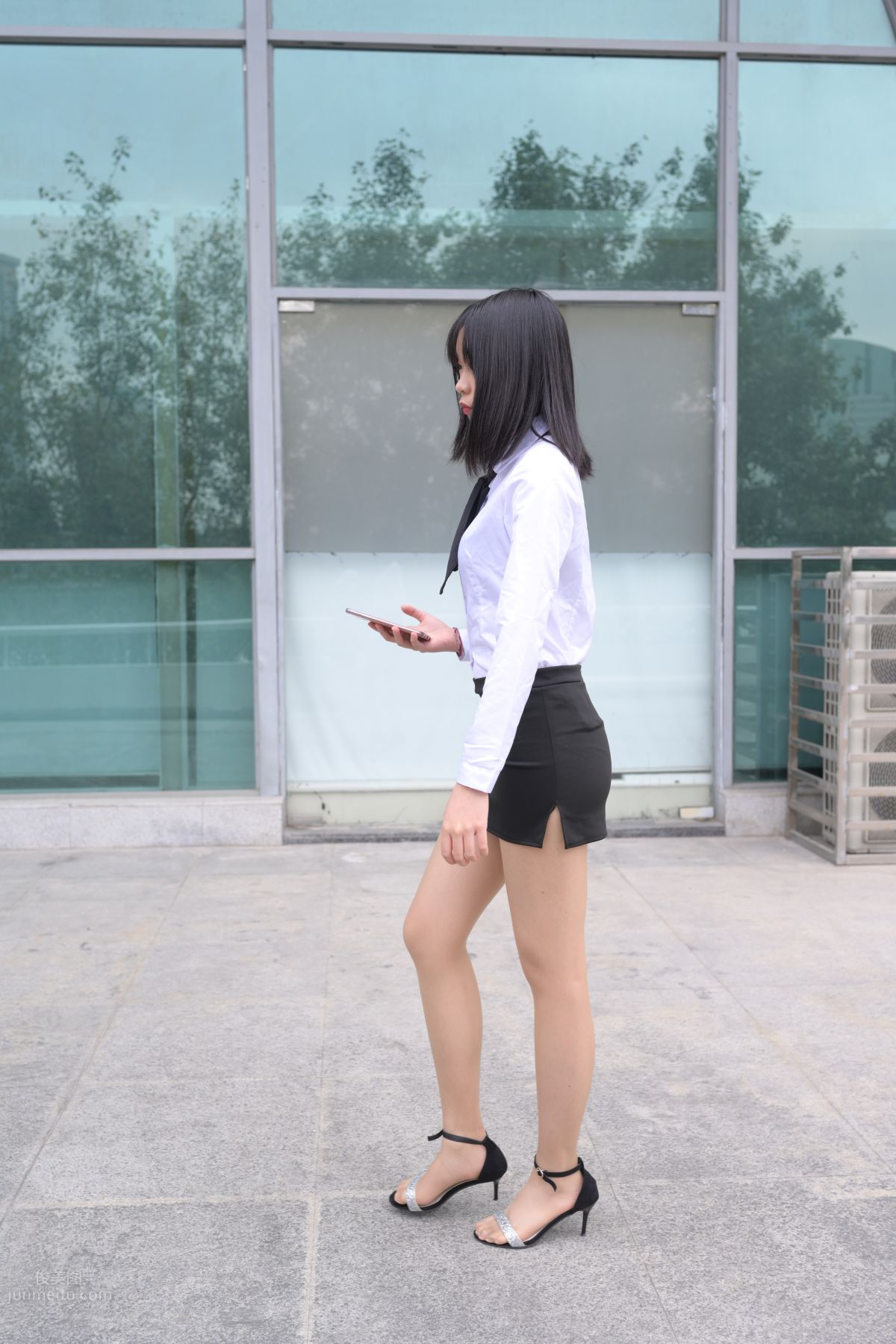 [魔鏡街拍] 084 程生街拍-商城推銷美女長腿肉絲制服 46