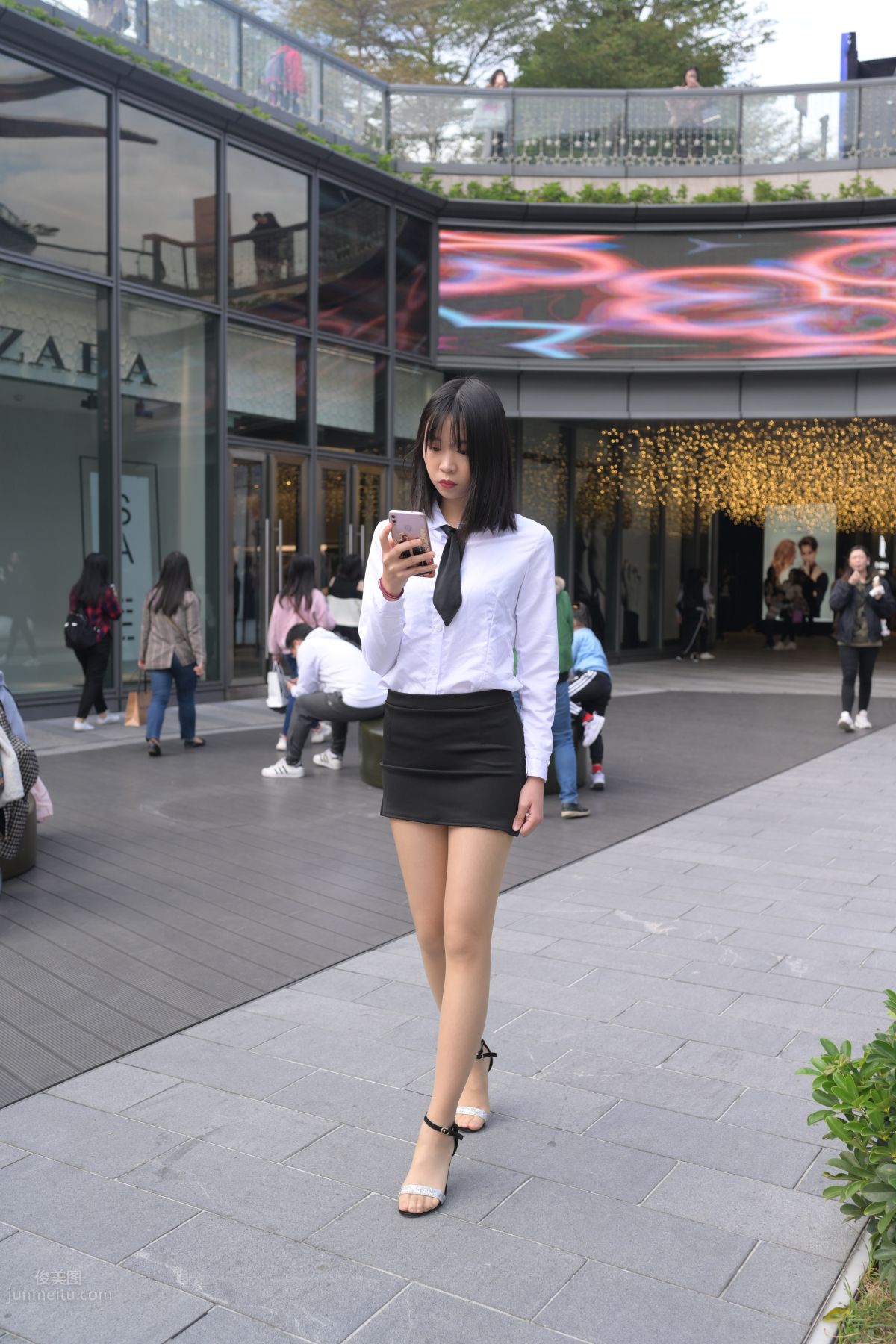 [魔鏡街拍] 084 程生街拍-商城推銷美女長腿肉絲制服 355