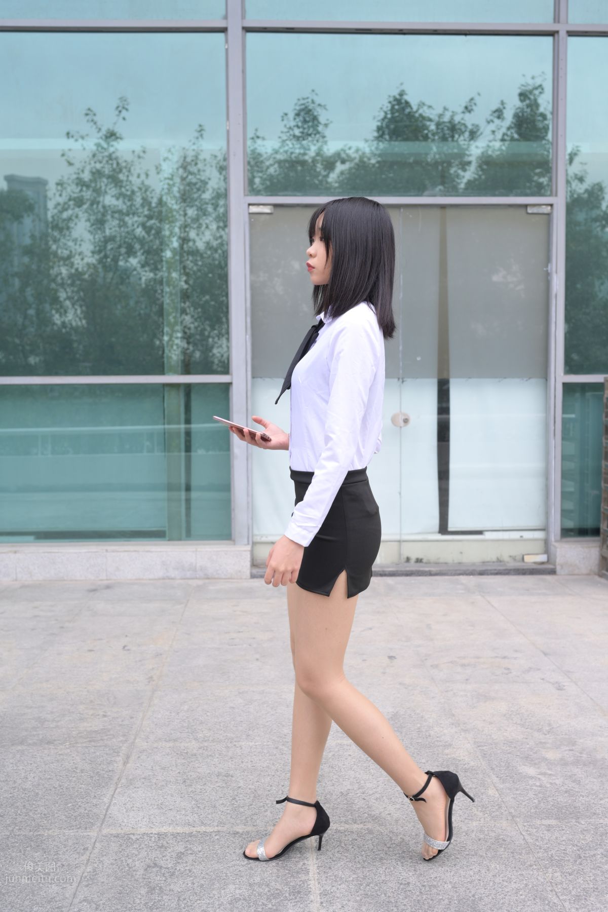 [魔鏡街拍] 084 程生街拍-商城推銷美女長腿肉絲制服 47