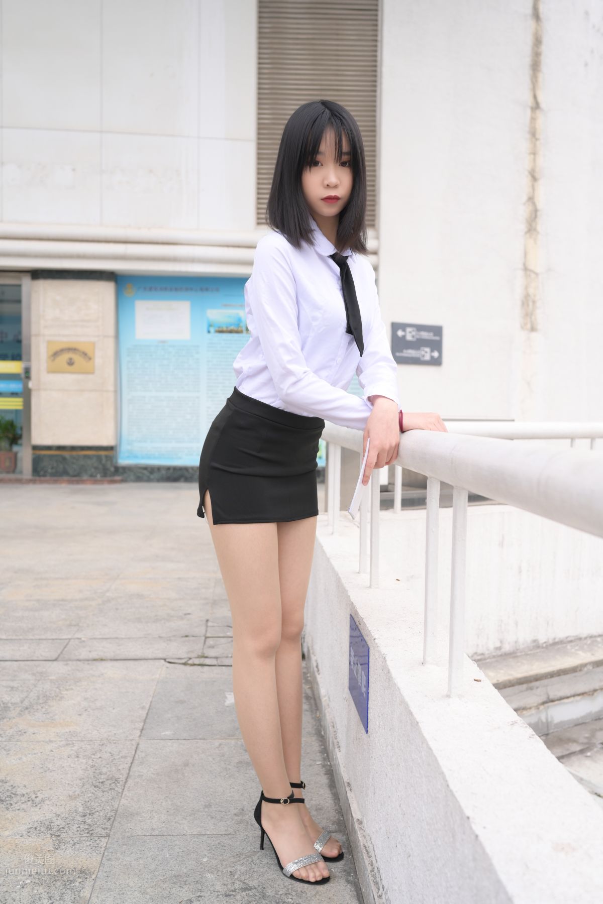 [魔鏡街拍] 084 程生街拍-商城推銷美女長腿肉絲制服 76