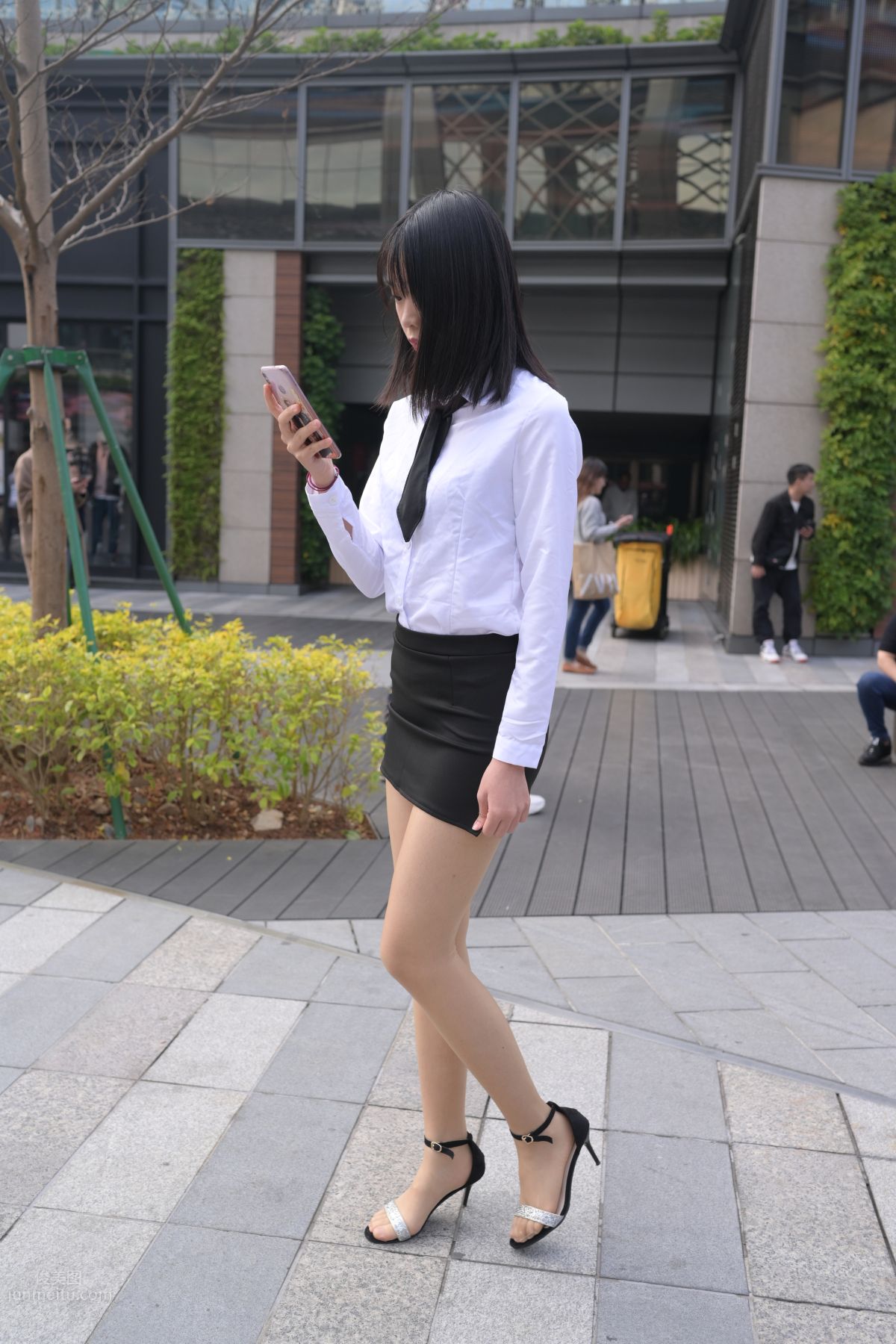 [魔鏡街拍] 084 程生街拍-商城推銷美女長腿肉絲制服 362