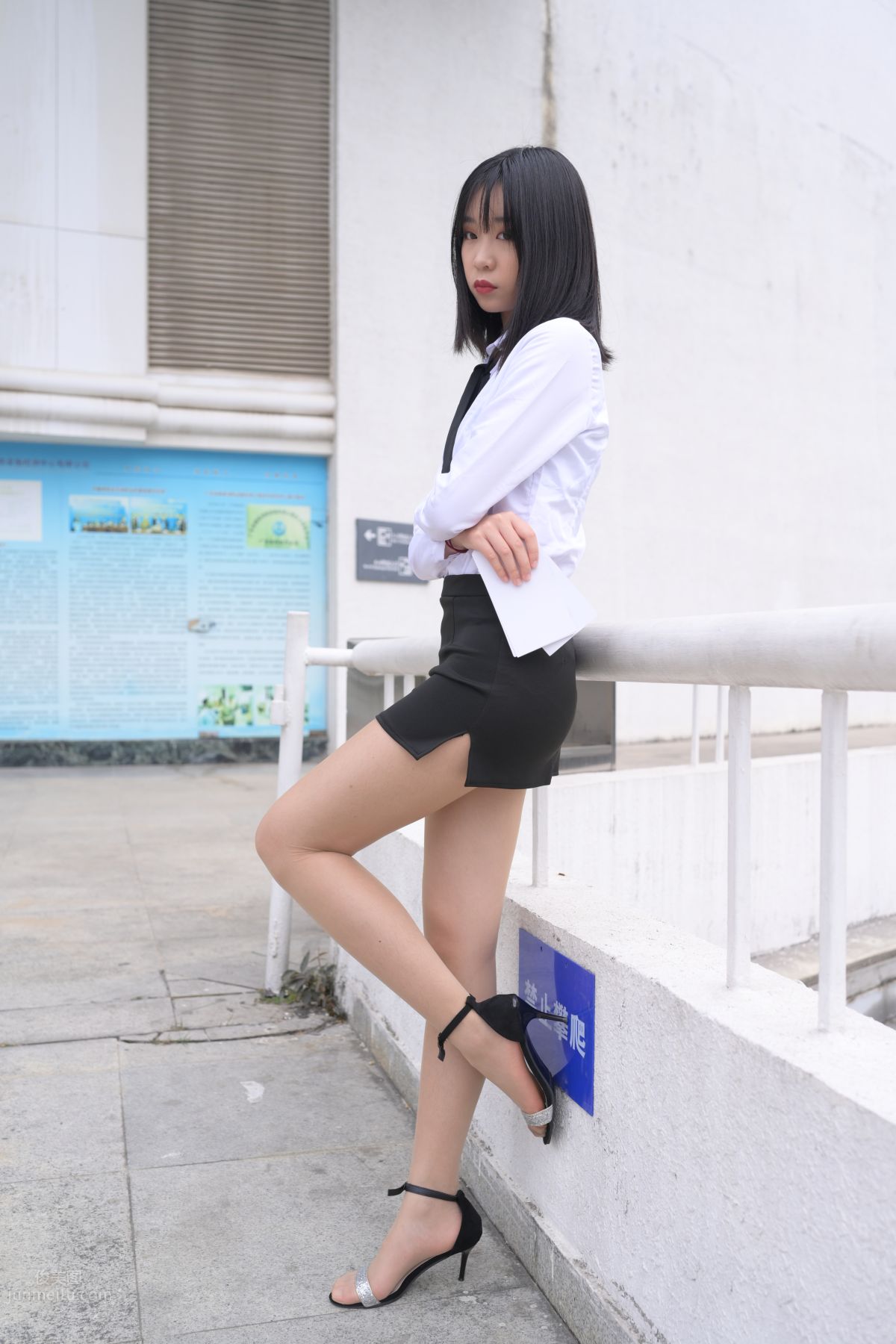 [魔鏡街拍] 084 程生街拍-商城推銷美女長腿肉絲制服 90