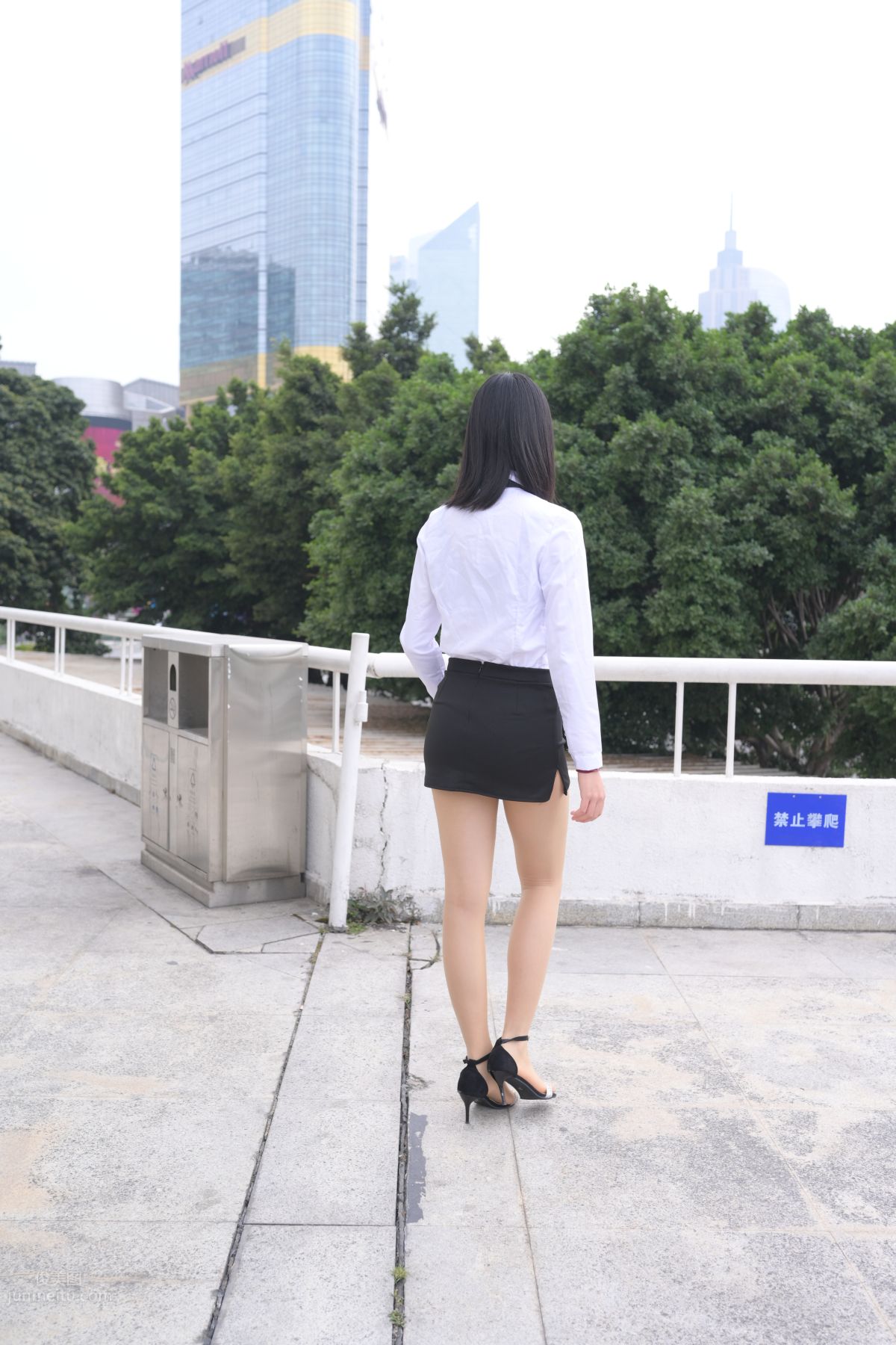 [魔鏡街拍] 084 程生街拍-商城推銷美女長腿肉絲制服 63