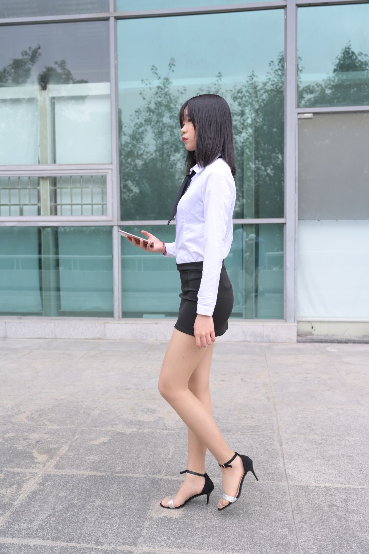 [魔鏡街拍] 084 程生街拍-商城推銷美女長腿肉絲制服 51
