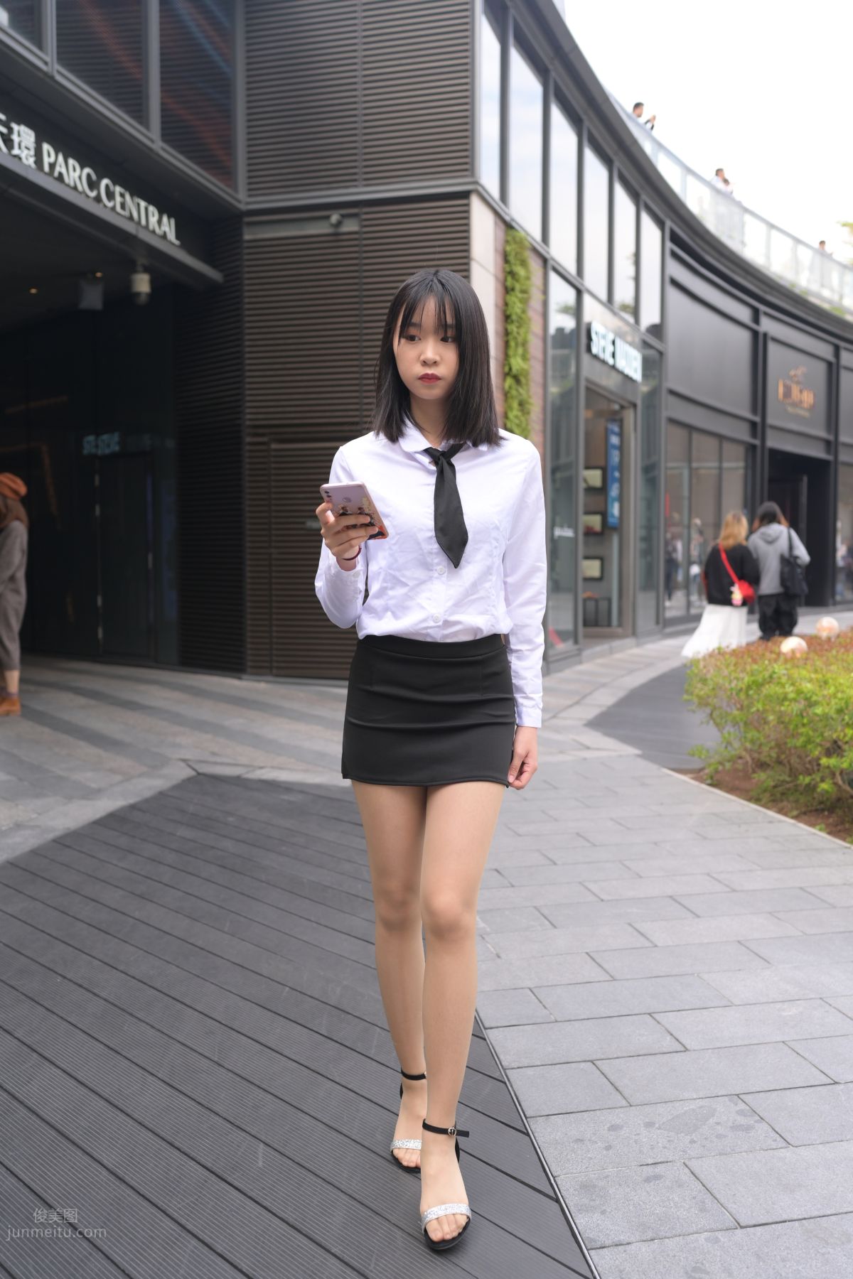 [魔鏡街拍] 084 程生街拍-商城推銷美女長腿肉絲制服 408