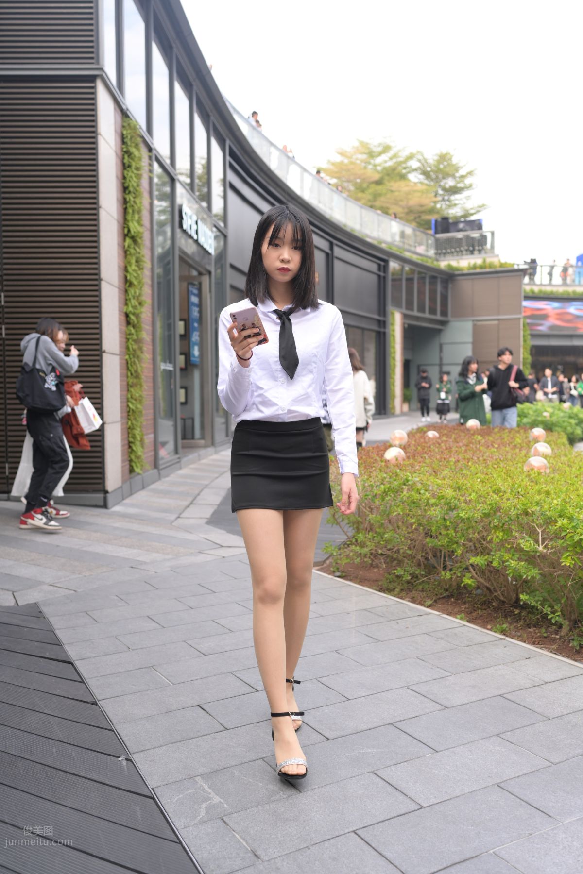 [魔鏡街拍] 084 程生街拍-商城推銷美女長腿肉絲制服 402