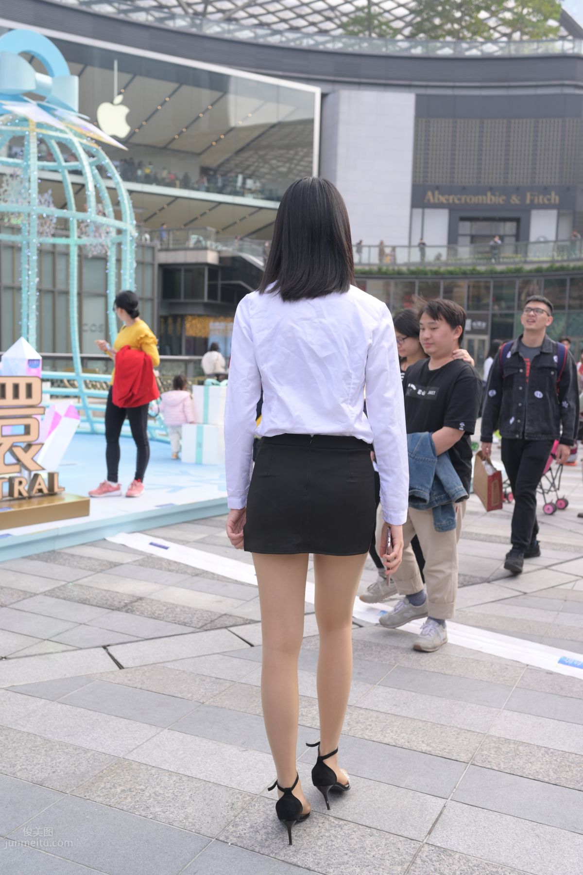 [魔鏡街拍] 084 程生街拍-商城推銷美女長腿肉絲制服 372
