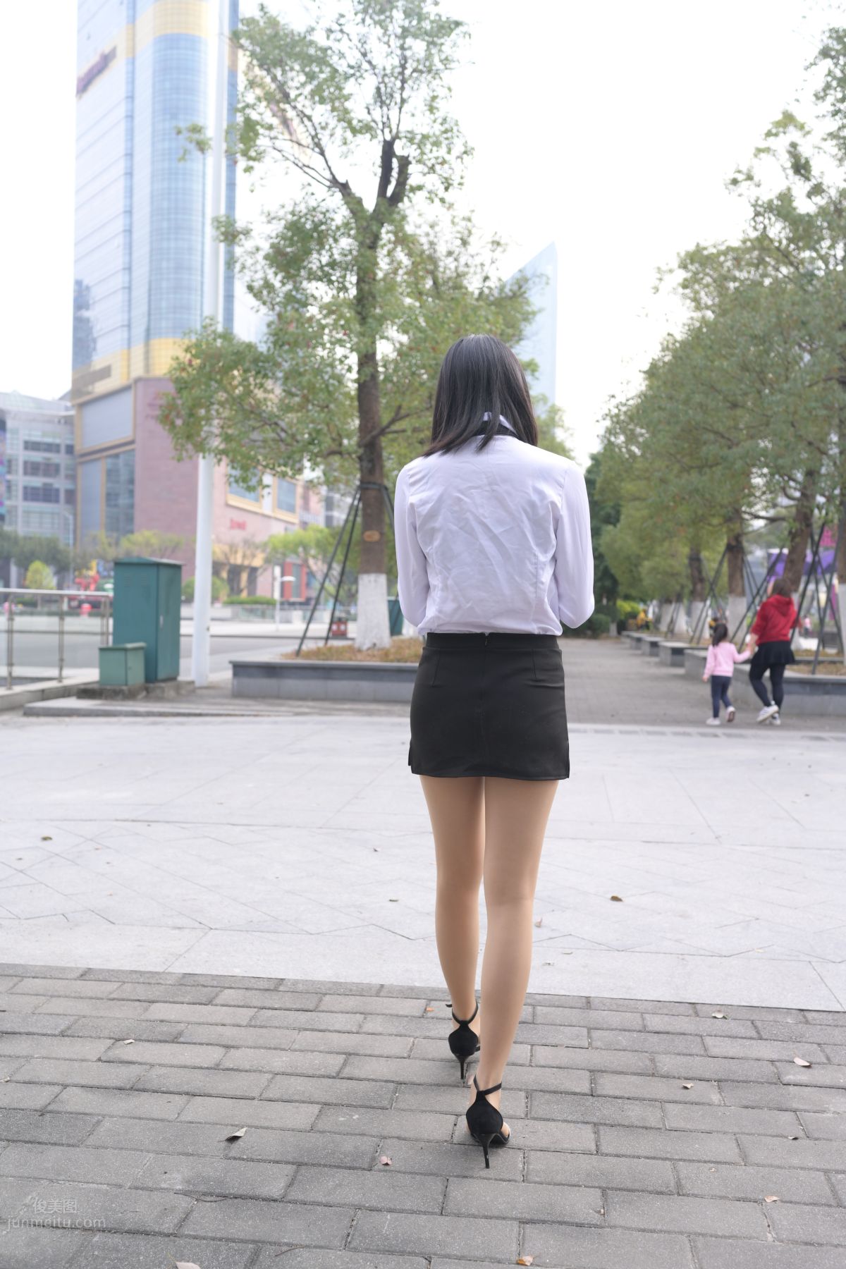 [魔鏡街拍] 084 程生街拍-商城推銷美女長腿肉絲制服 262