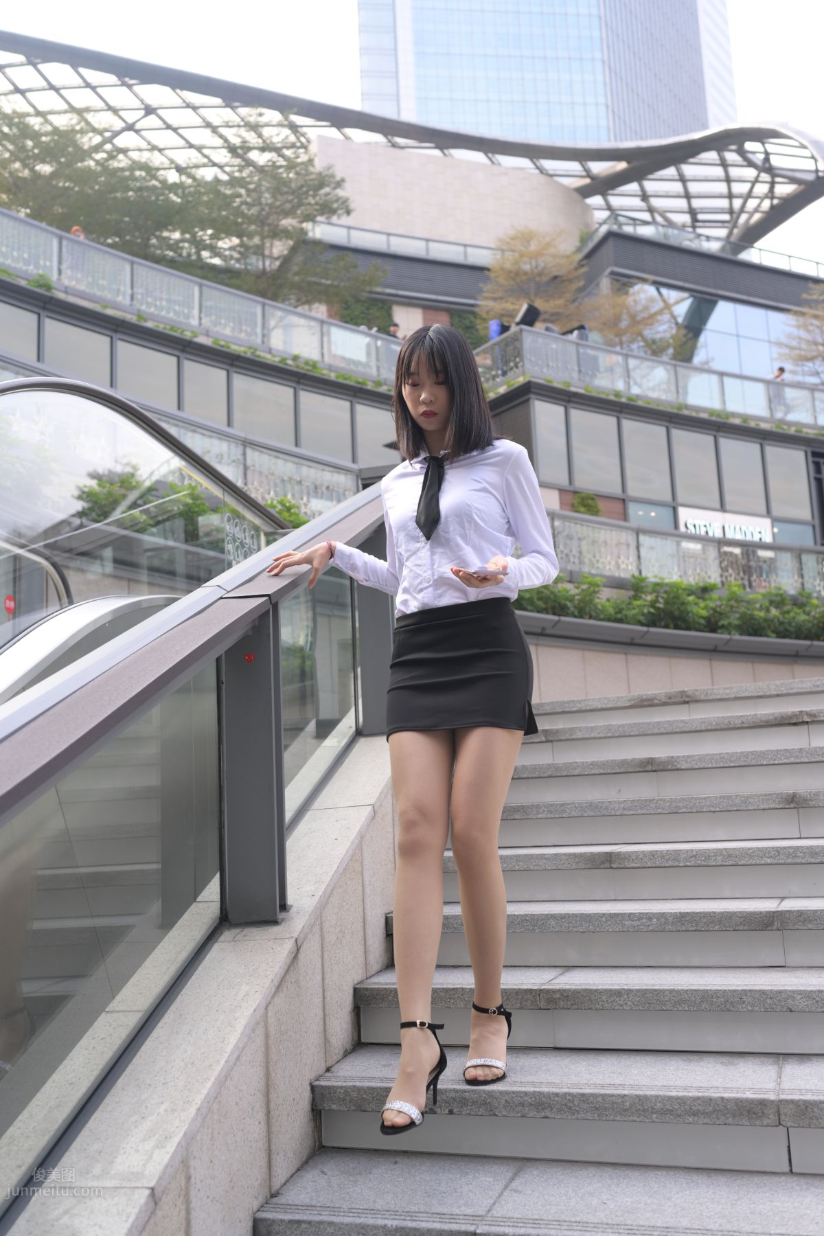 [魔鏡街拍] 084 程生街拍-商城推銷美女長腿肉絲制服 446