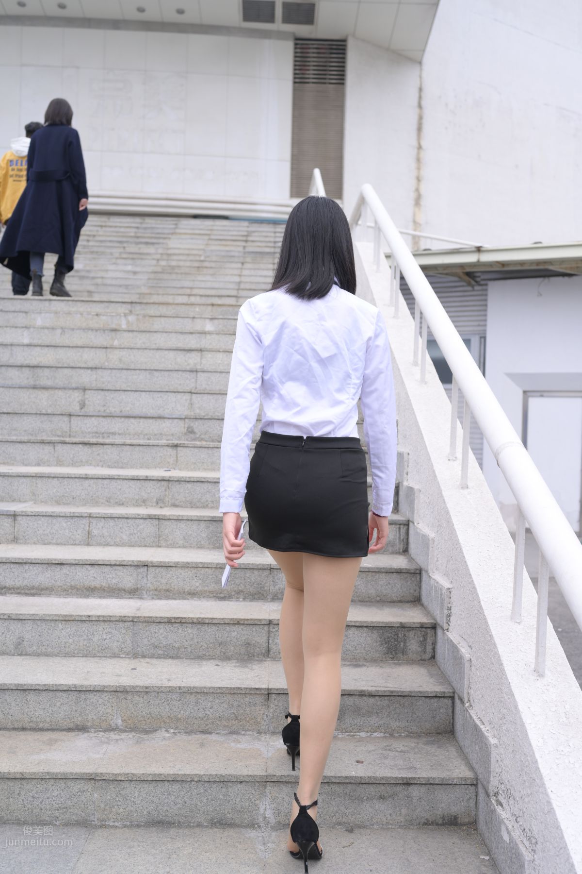 [魔鏡街拍] 084 程生街拍-商城推銷美女長腿肉絲制服 99