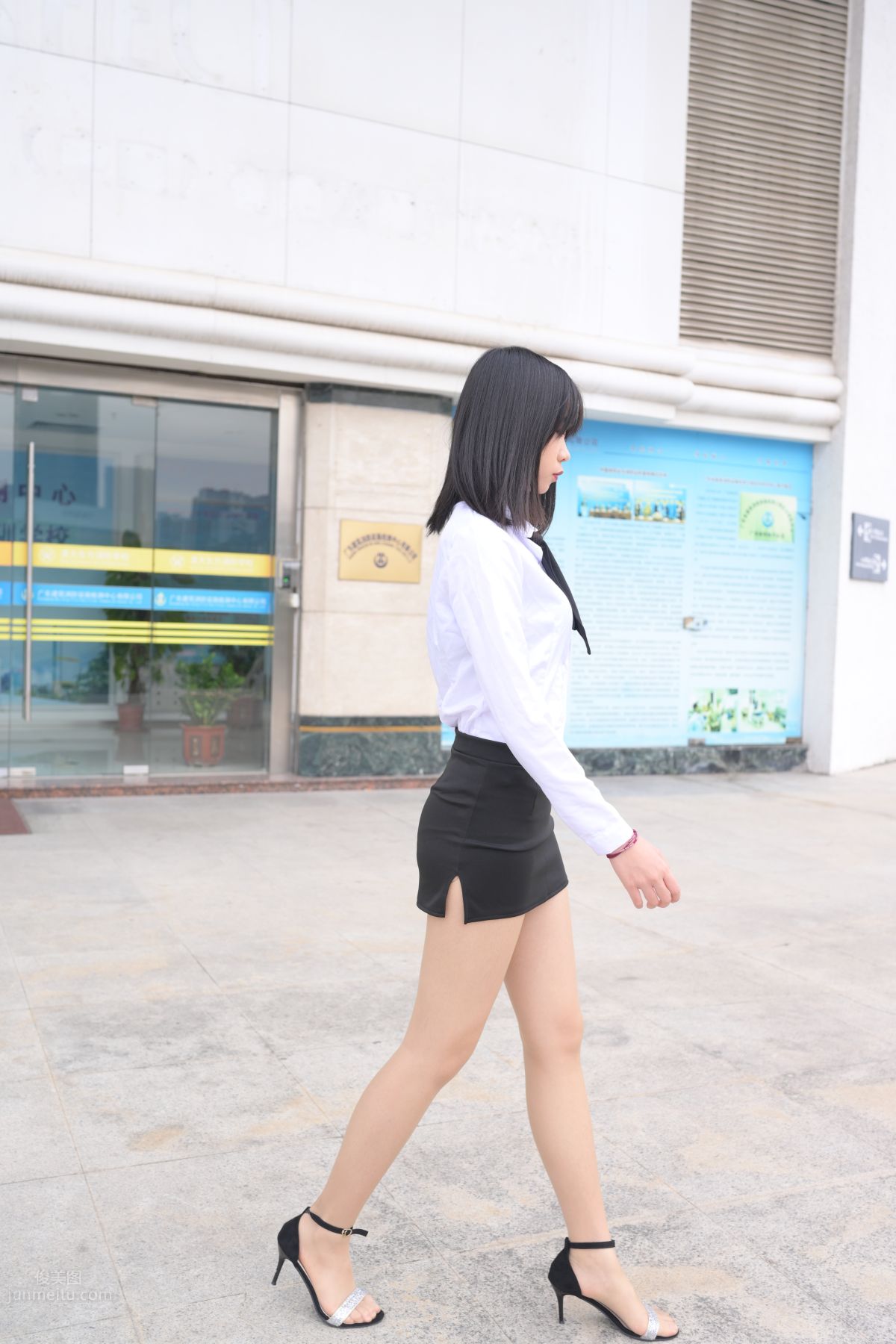 [魔鏡街拍] 084 程生街拍-商城推銷美女長腿肉絲制服 60