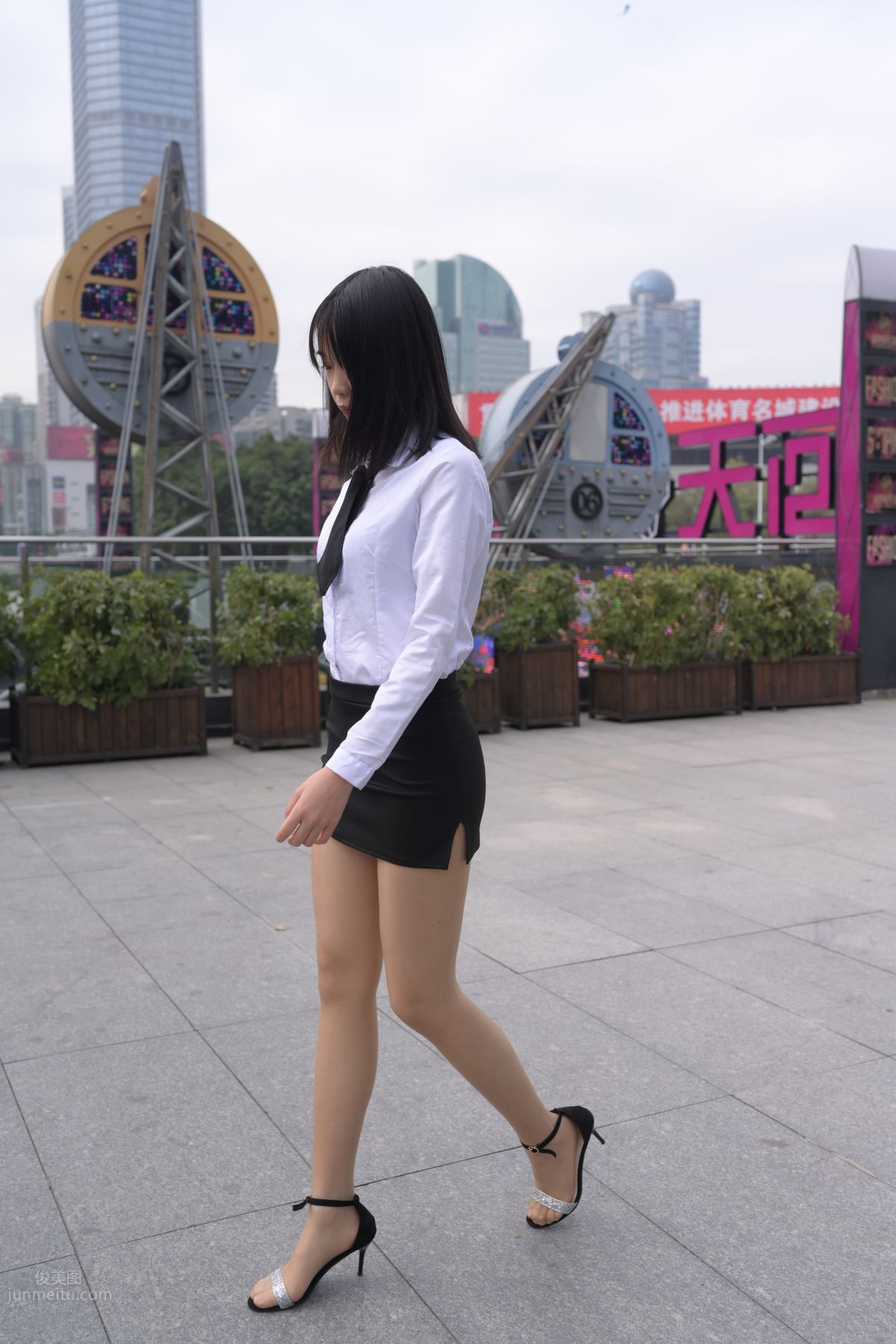 [魔鏡街拍] 084 程生街拍-商城推銷美女長腿肉絲制服 280