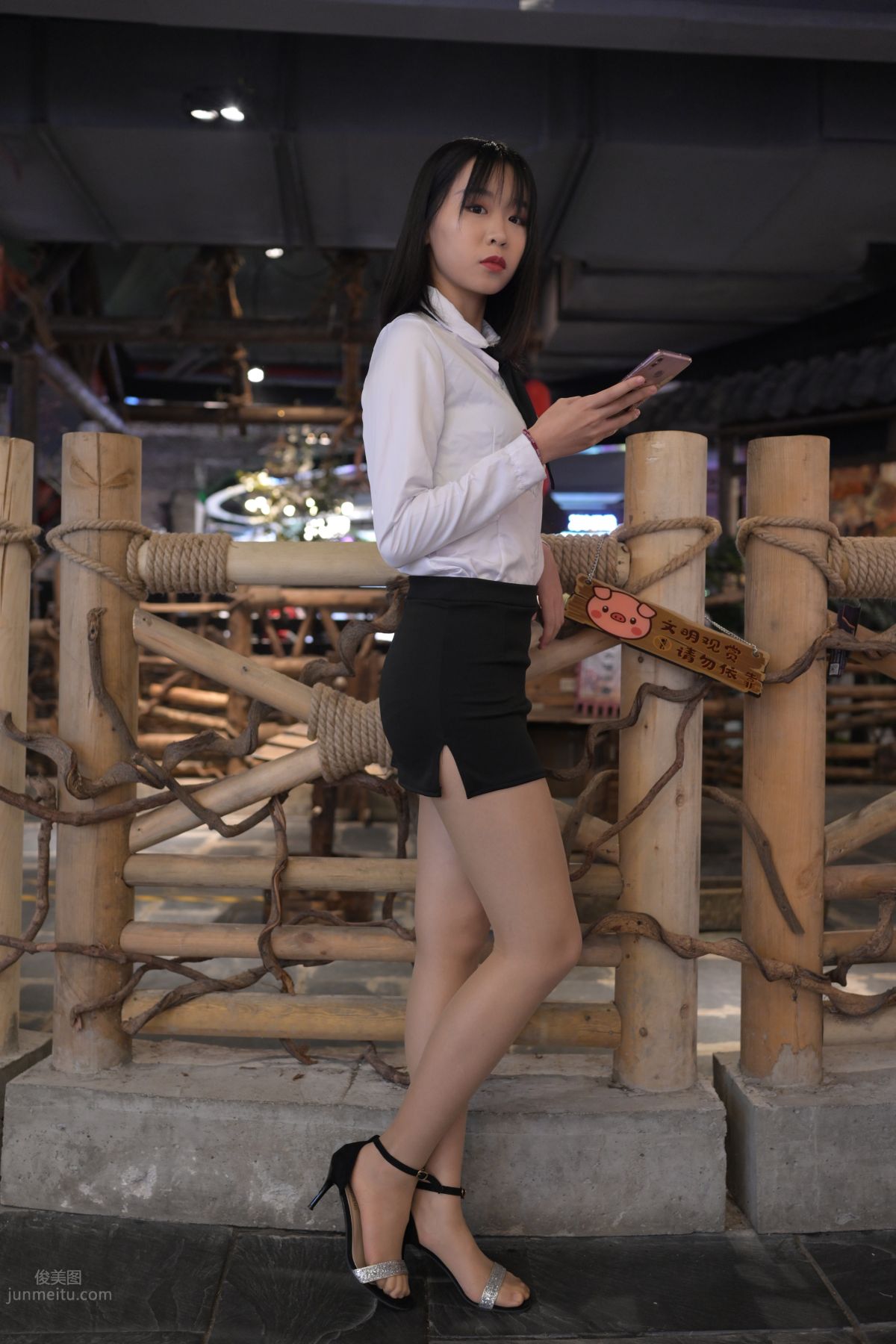 [魔鏡街拍] 084 程生街拍-商城推銷美女長腿肉絲制服 305