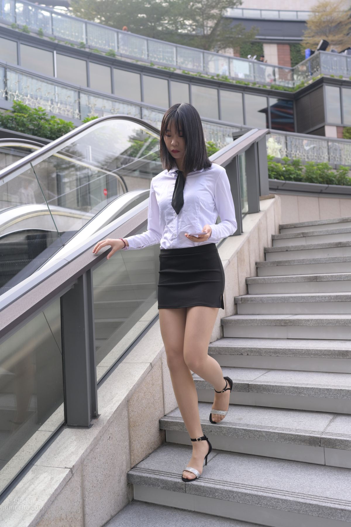 [魔鏡街拍] 084 程生街拍-商城推銷美女長腿肉絲制服 450