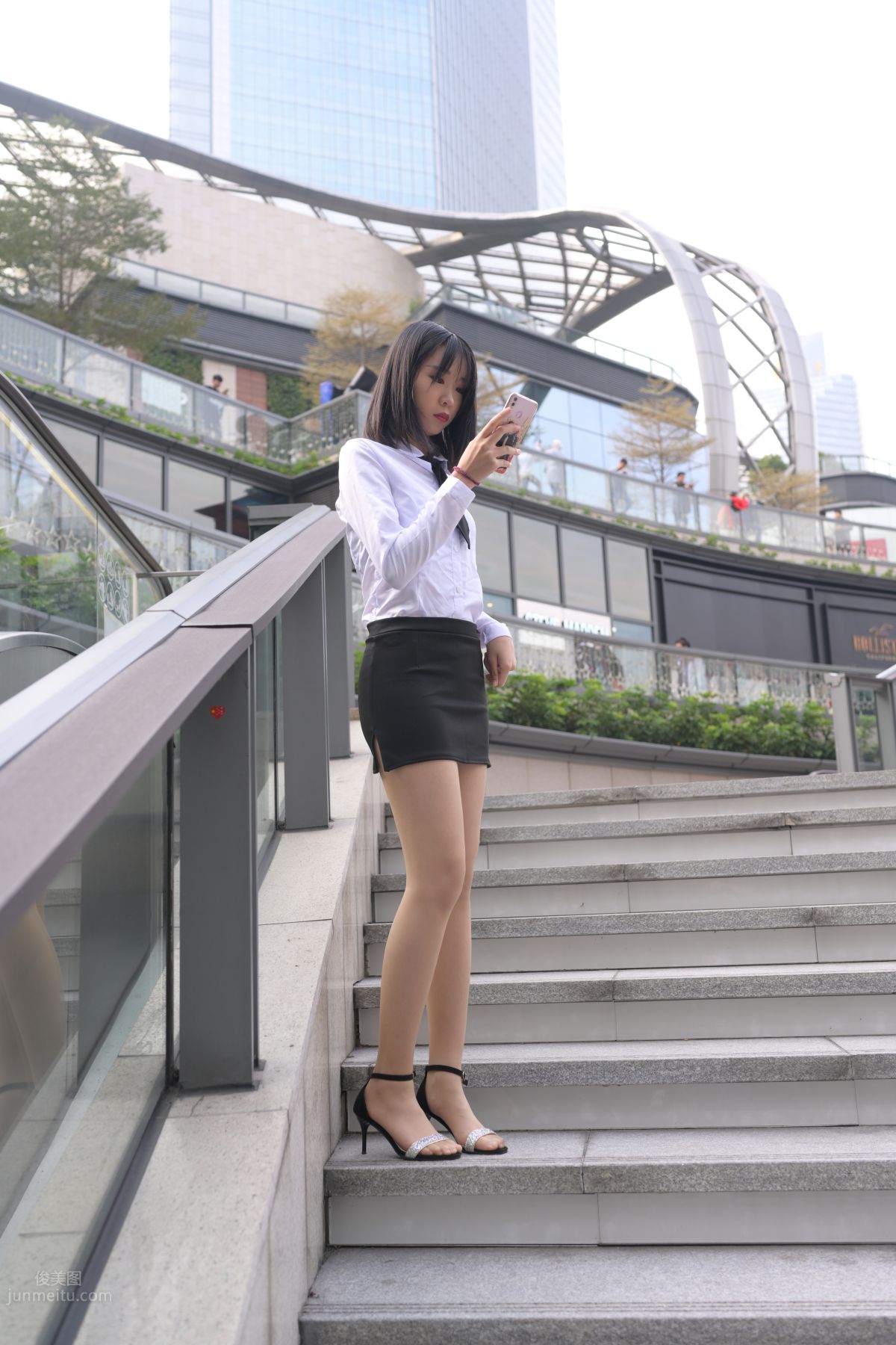 [魔鏡街拍] 084 程生街拍-商城推銷美女長腿肉絲制服 440