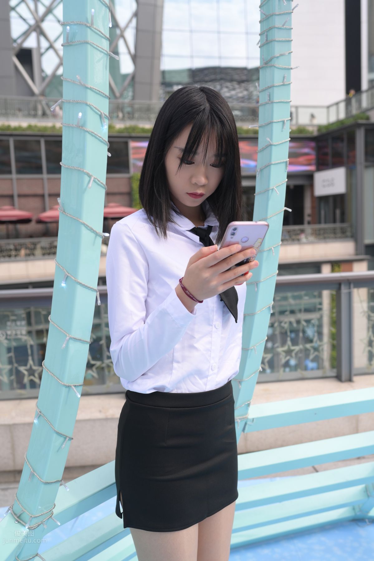 [魔鏡街拍] 084 程生街拍-商城推銷美女長腿肉絲制服 398