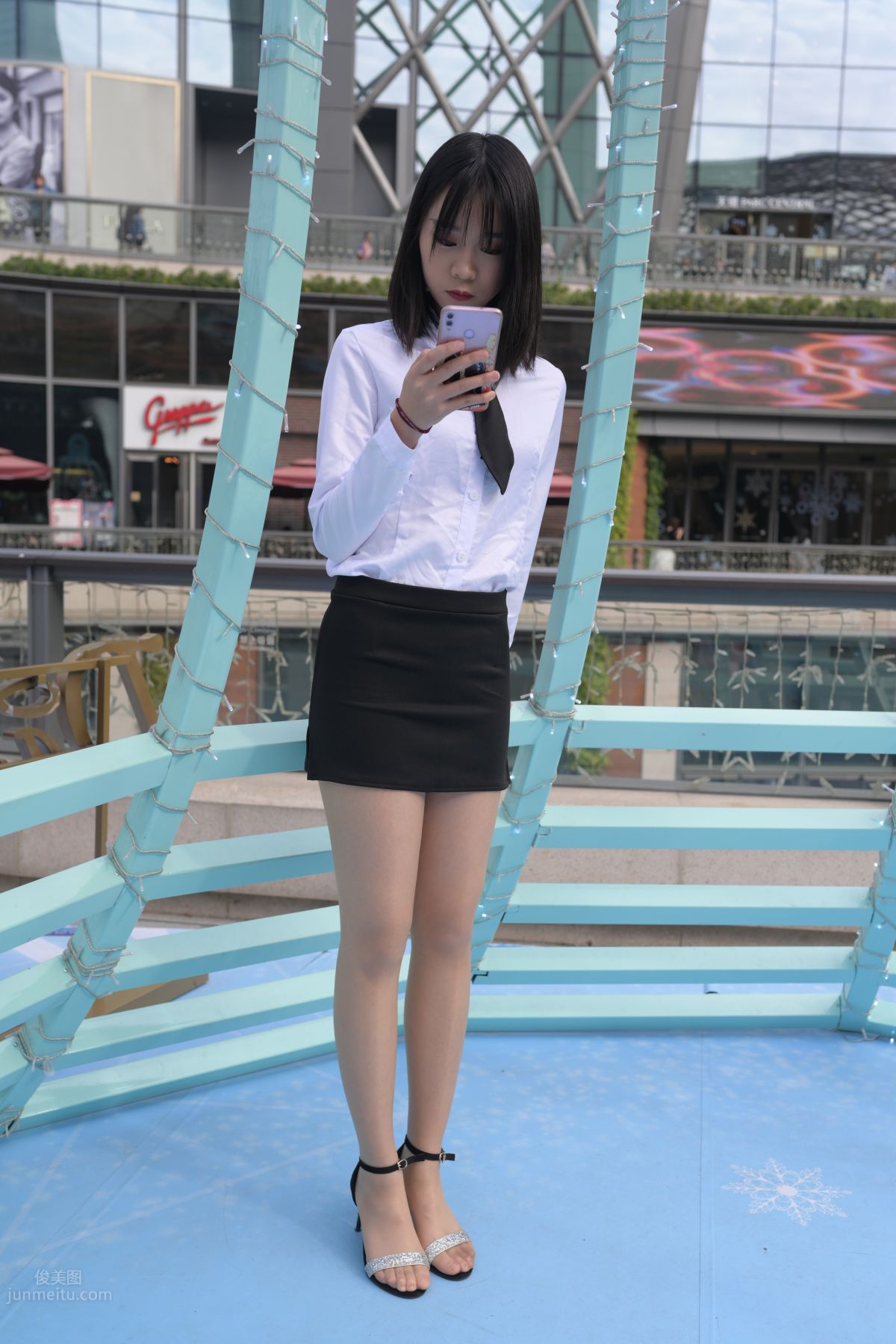 [魔鏡街拍] 084 程生街拍-商城推銷美女長腿肉絲制服 397