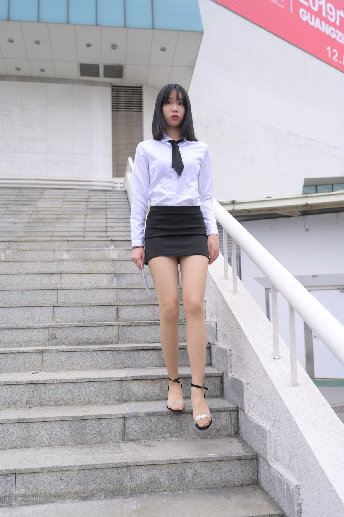 [魔鏡街拍] 084 程生街拍-商城推銷美女長腿肉絲制服 113