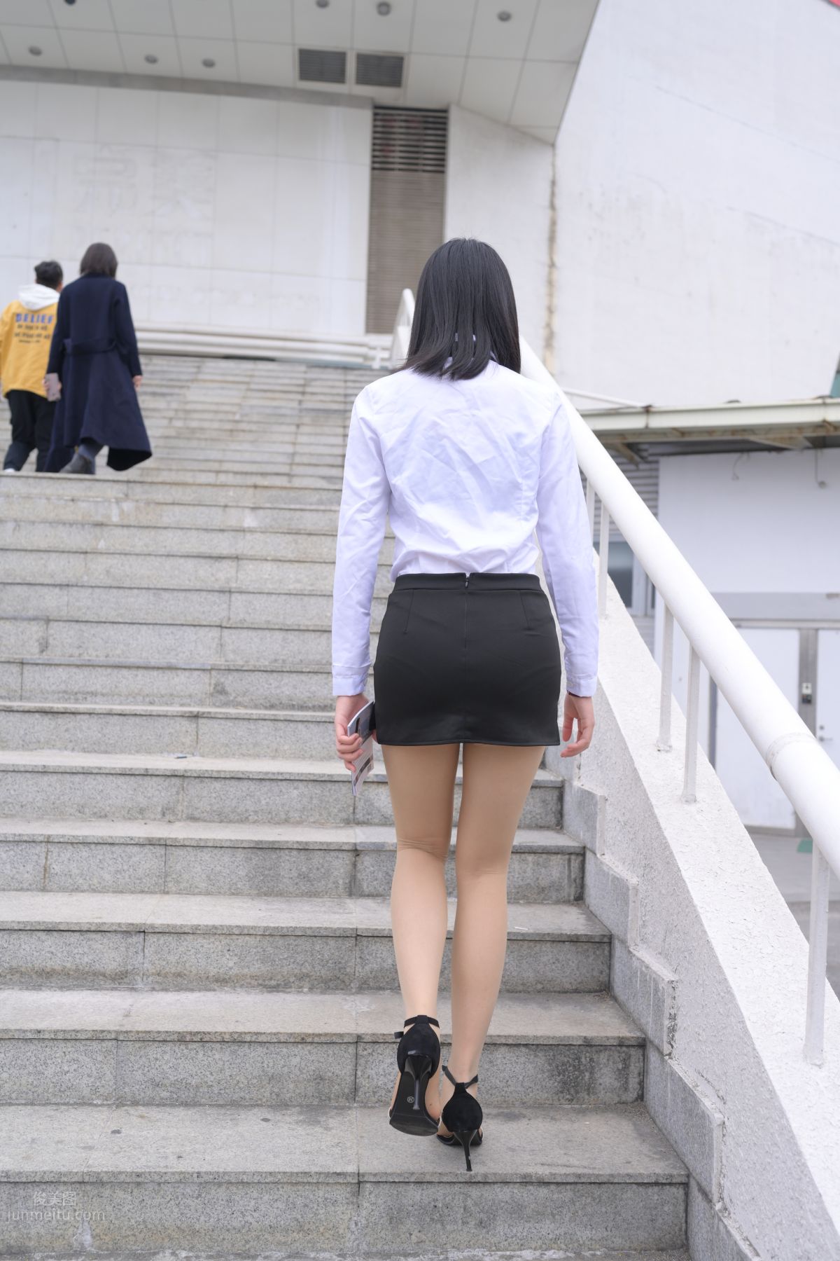 [魔鏡街拍] 084 程生街拍-商城推銷美女長腿肉絲制服 102
