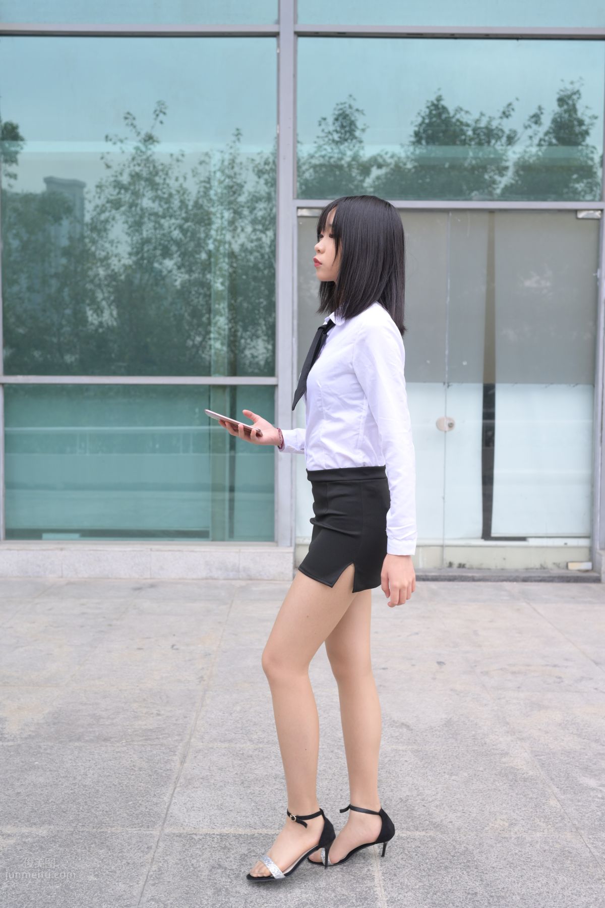 [魔鏡街拍] 084 程生街拍-商城推銷美女長腿肉絲制服 48