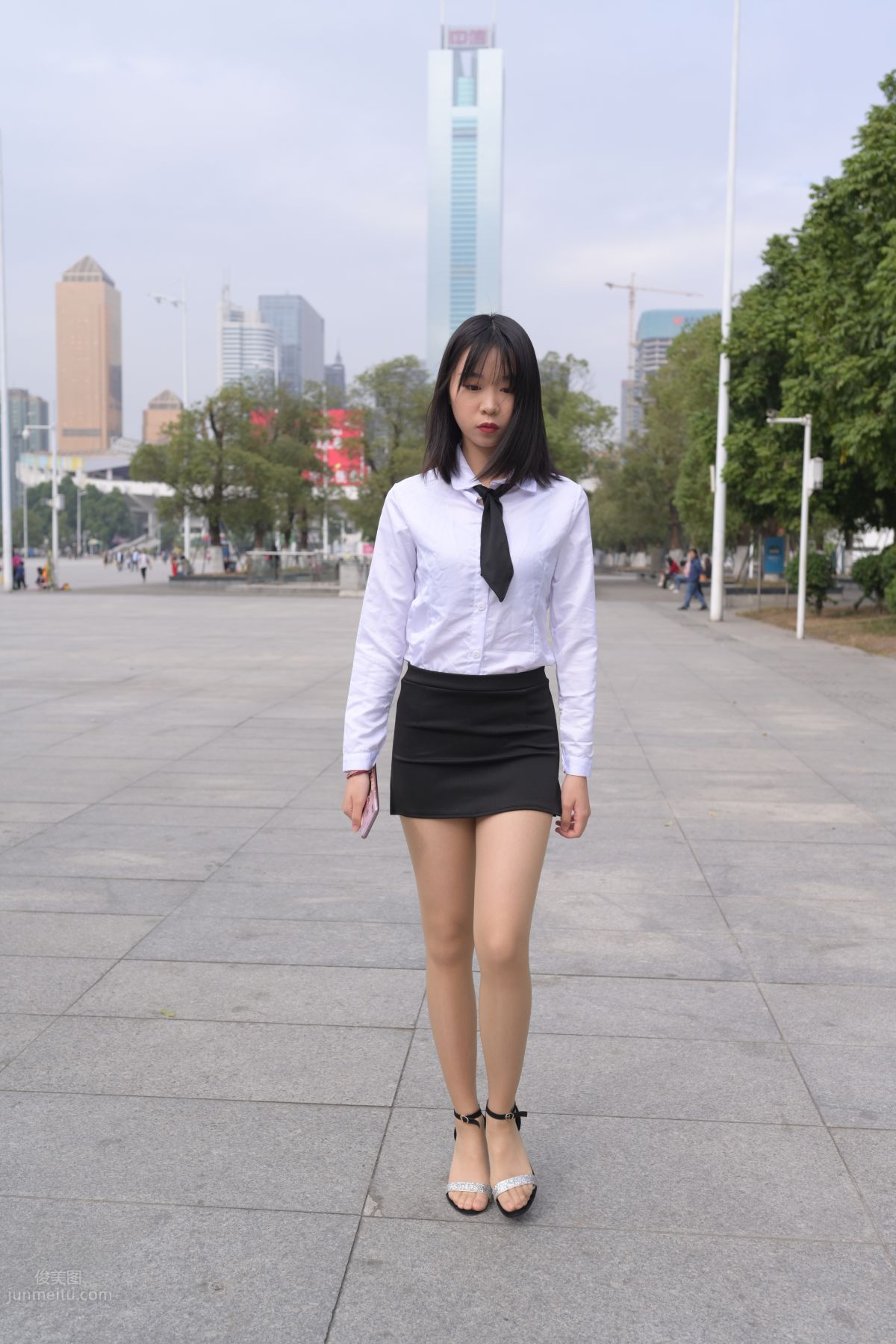 [魔鏡街拍] 084 程生街拍-商城推銷美女長腿肉絲制服 270