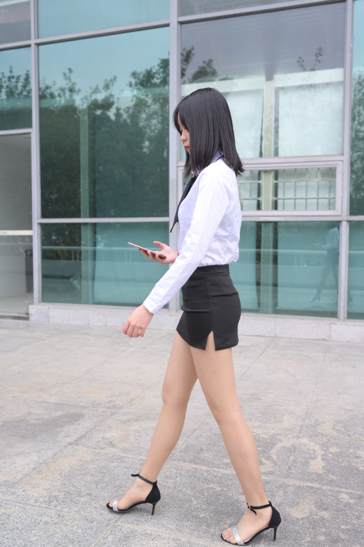 [魔鏡街拍] 084 程生街拍-商城推銷美女長腿肉絲制服 57