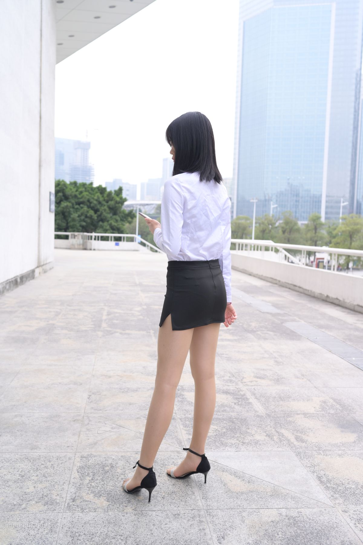 [魔鏡街拍] 084 程生街拍-商城推銷美女長腿肉絲制服 37