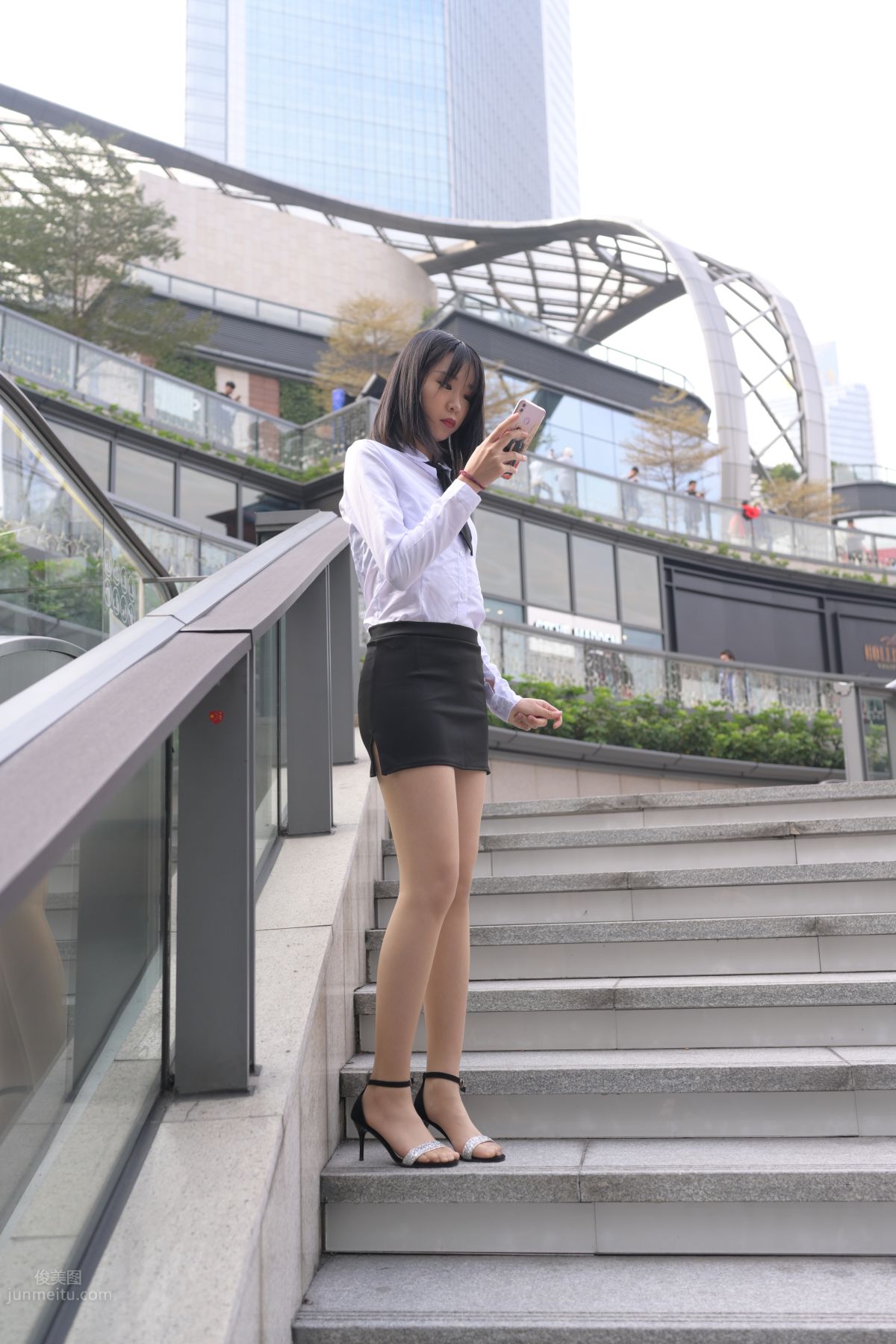 [魔鏡街拍] 084 程生街拍-商城推銷美女長腿肉絲制服 438