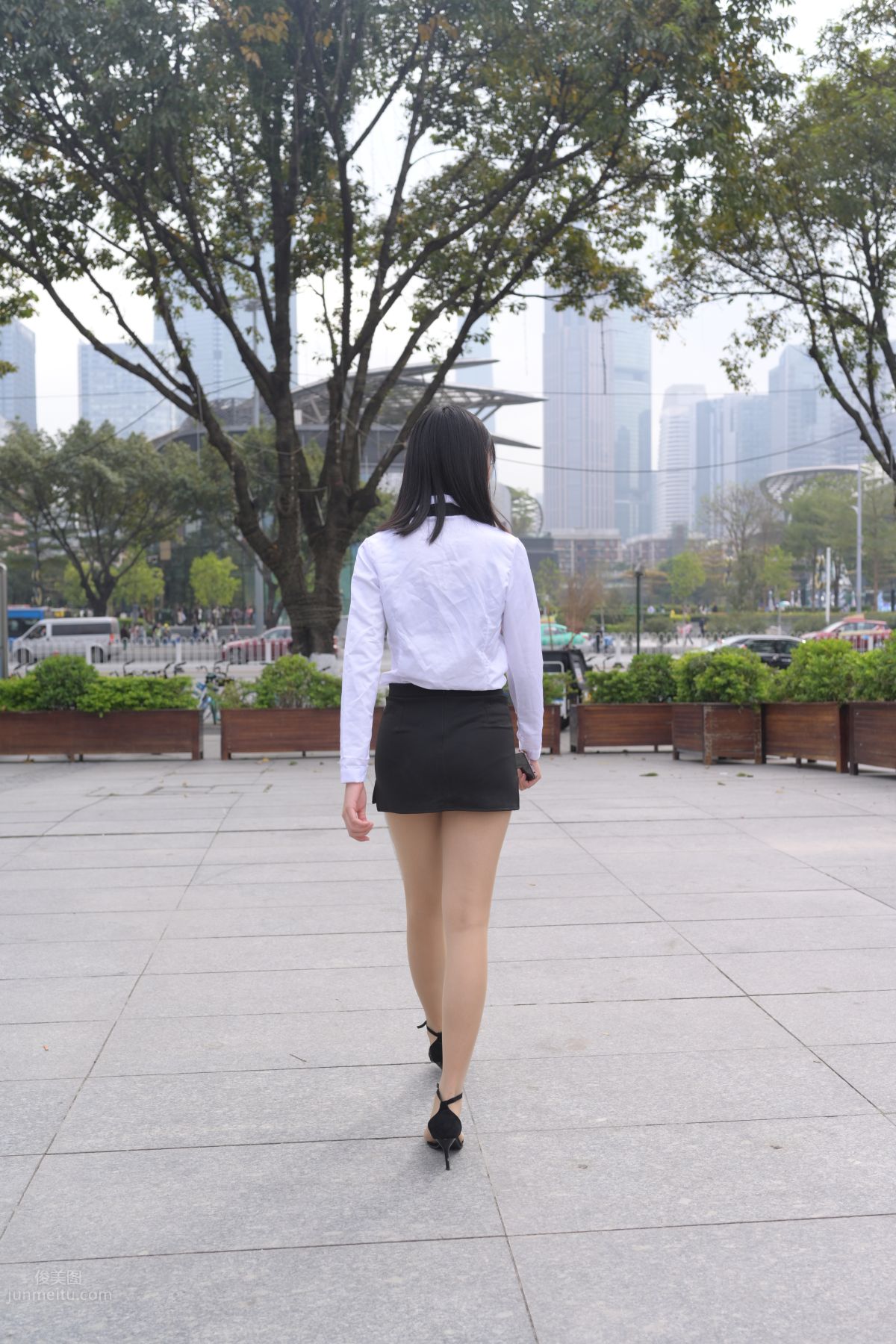[魔鏡街拍] 084 程生街拍-商城推銷美女長腿肉絲制服 289