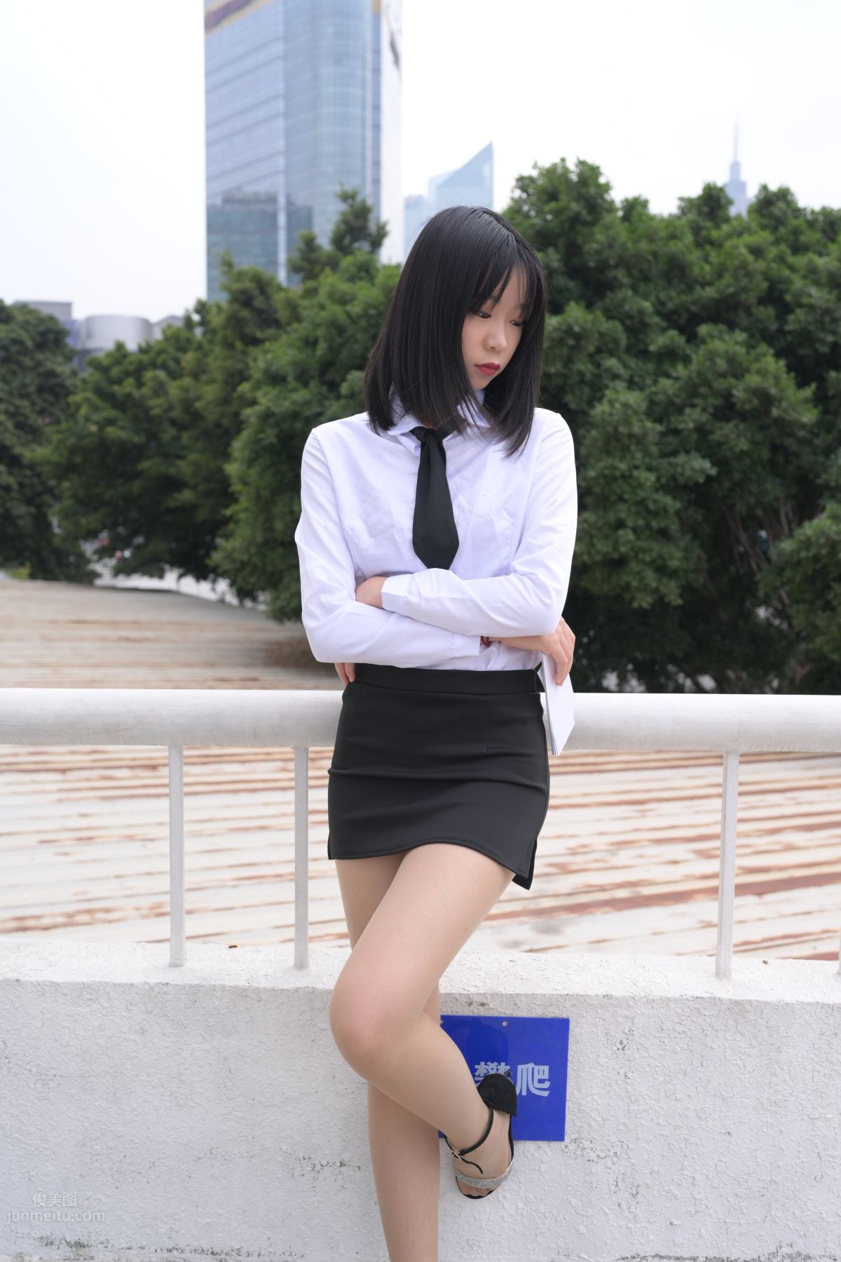 [魔鏡街拍] 084 程生街拍-商城推銷美女長腿肉絲制服 93