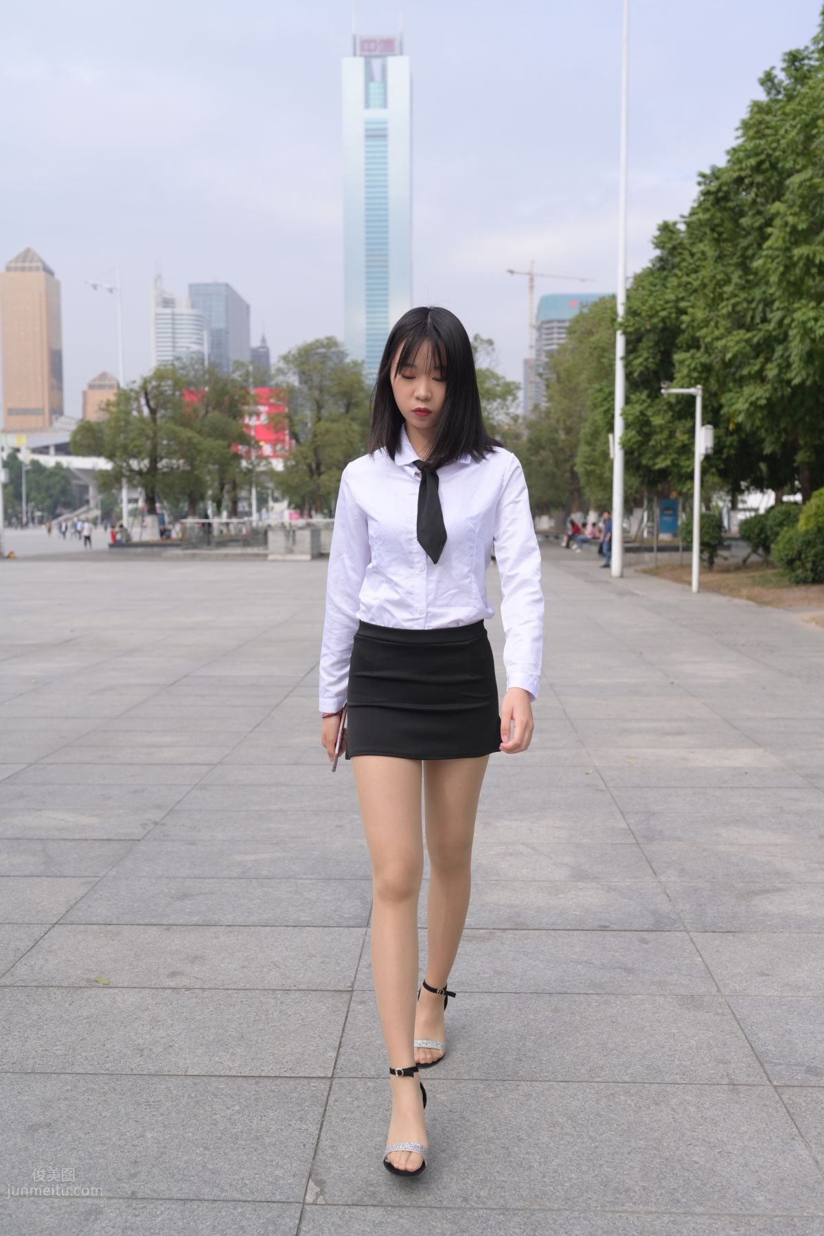 [魔鏡街拍] 084 程生街拍-商城推銷美女長腿肉絲制服 268