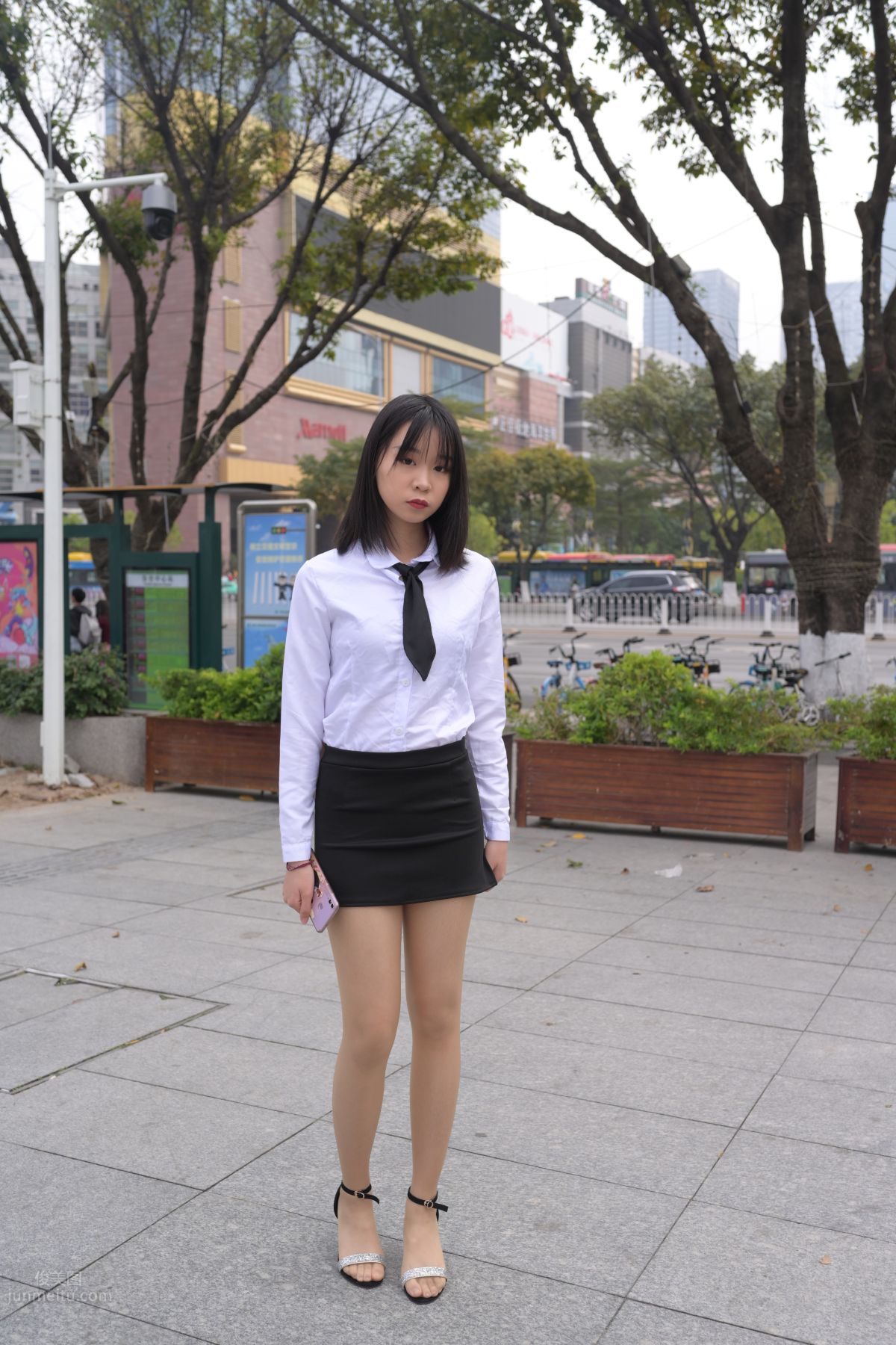 [魔鏡街拍] 084 程生街拍-商城推銷美女長腿肉絲制服 301
