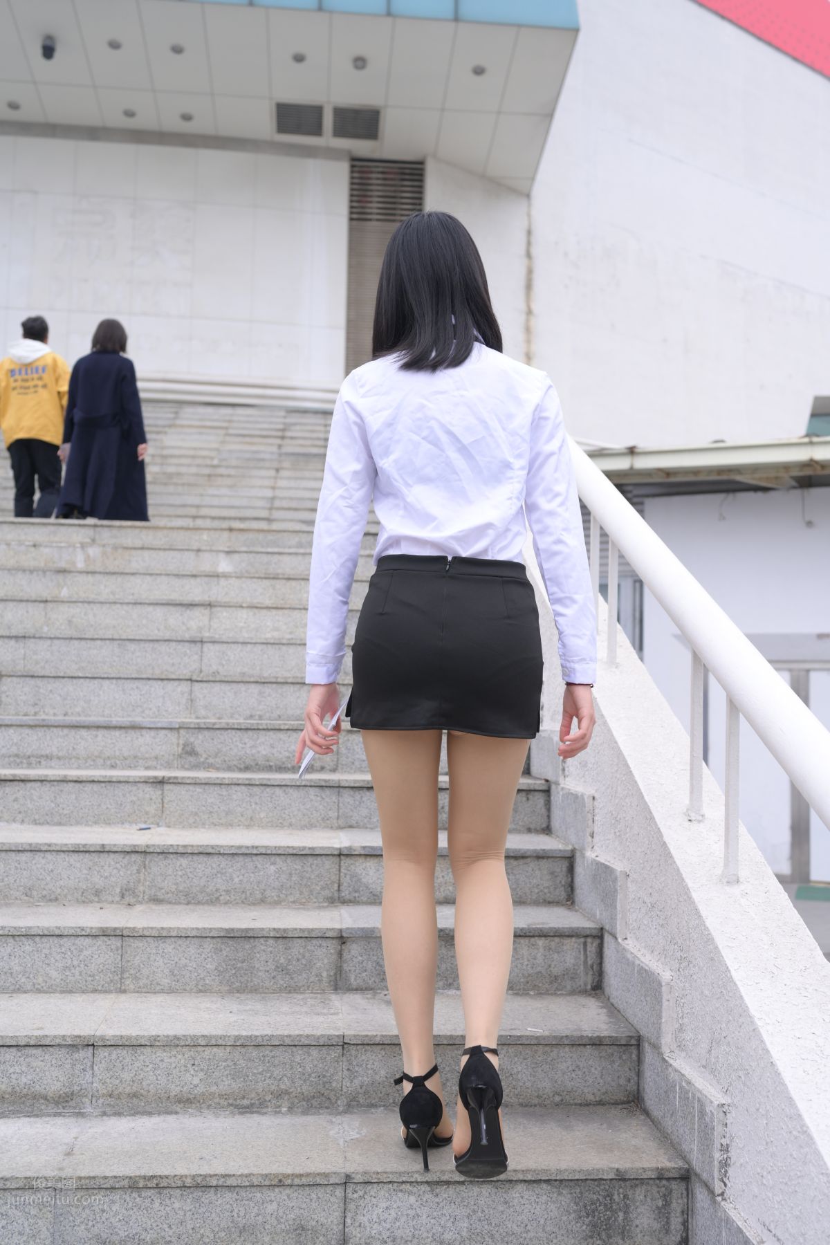 [魔鏡街拍] 084 程生街拍-商城推銷美女長腿肉絲制服 104