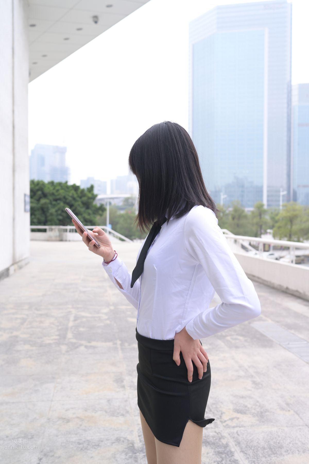 [魔鏡街拍] 084 程生街拍-商城推銷美女長腿肉絲制服 28