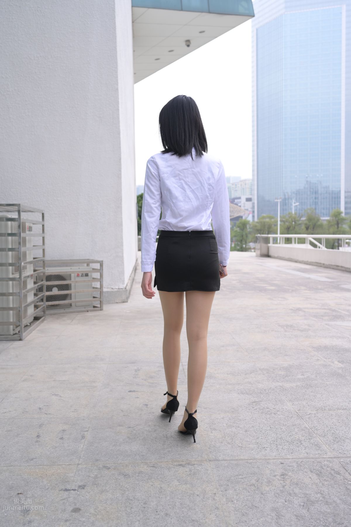 [魔鏡街拍] 084 程生街拍-商城推銷美女長腿肉絲制服 21