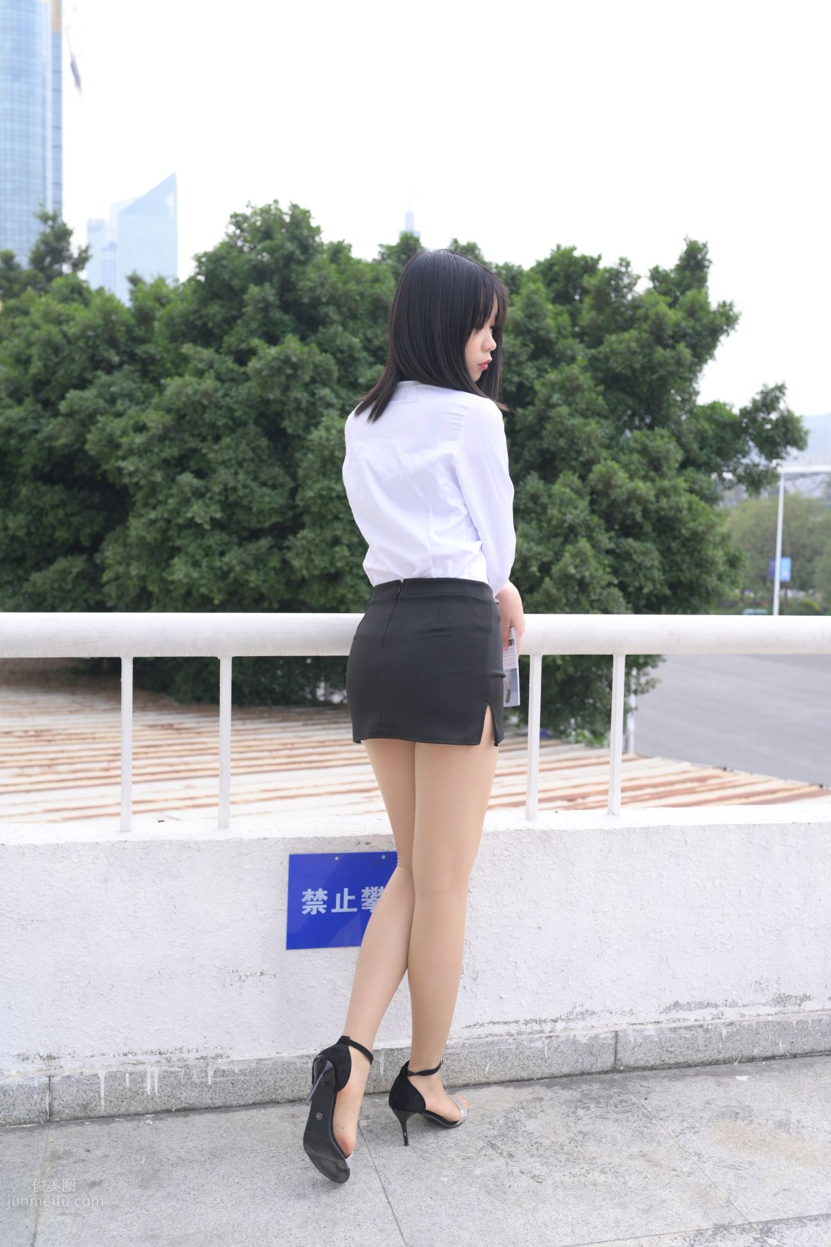 [魔鏡街拍] 084 程生街拍-商城推銷美女長腿肉絲制服 65