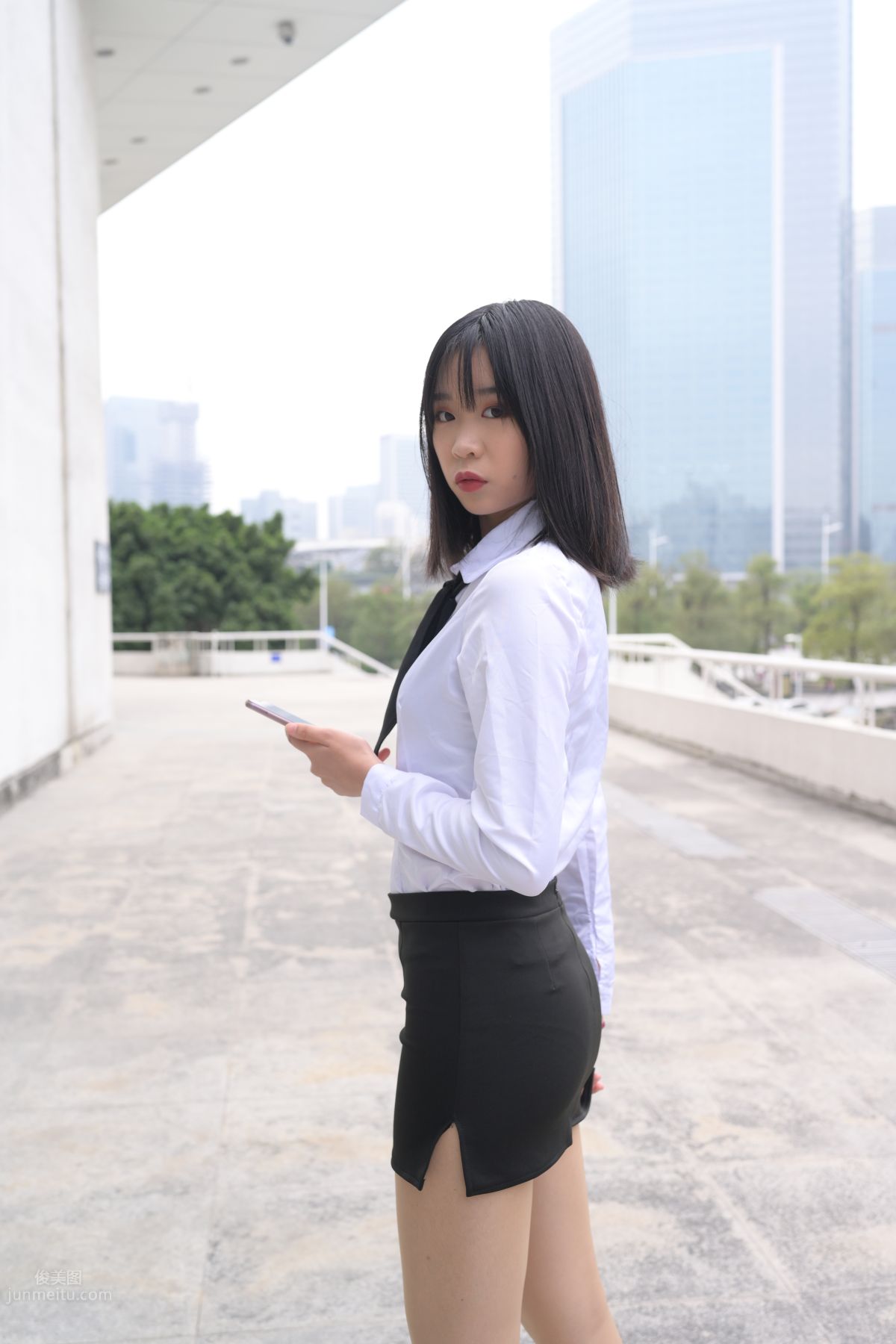 [魔鏡街拍] 084 程生街拍-商城推銷美女長腿肉絲制服 44