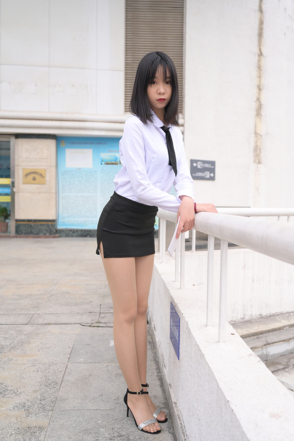 [魔鏡街拍] 084 程生街拍-商城推銷美女長腿肉絲制服 75