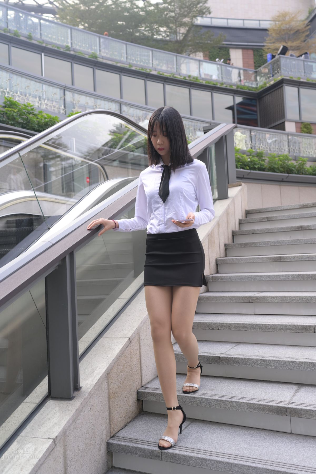 [魔鏡街拍] 084 程生街拍-商城推銷美女長腿肉絲制服 449