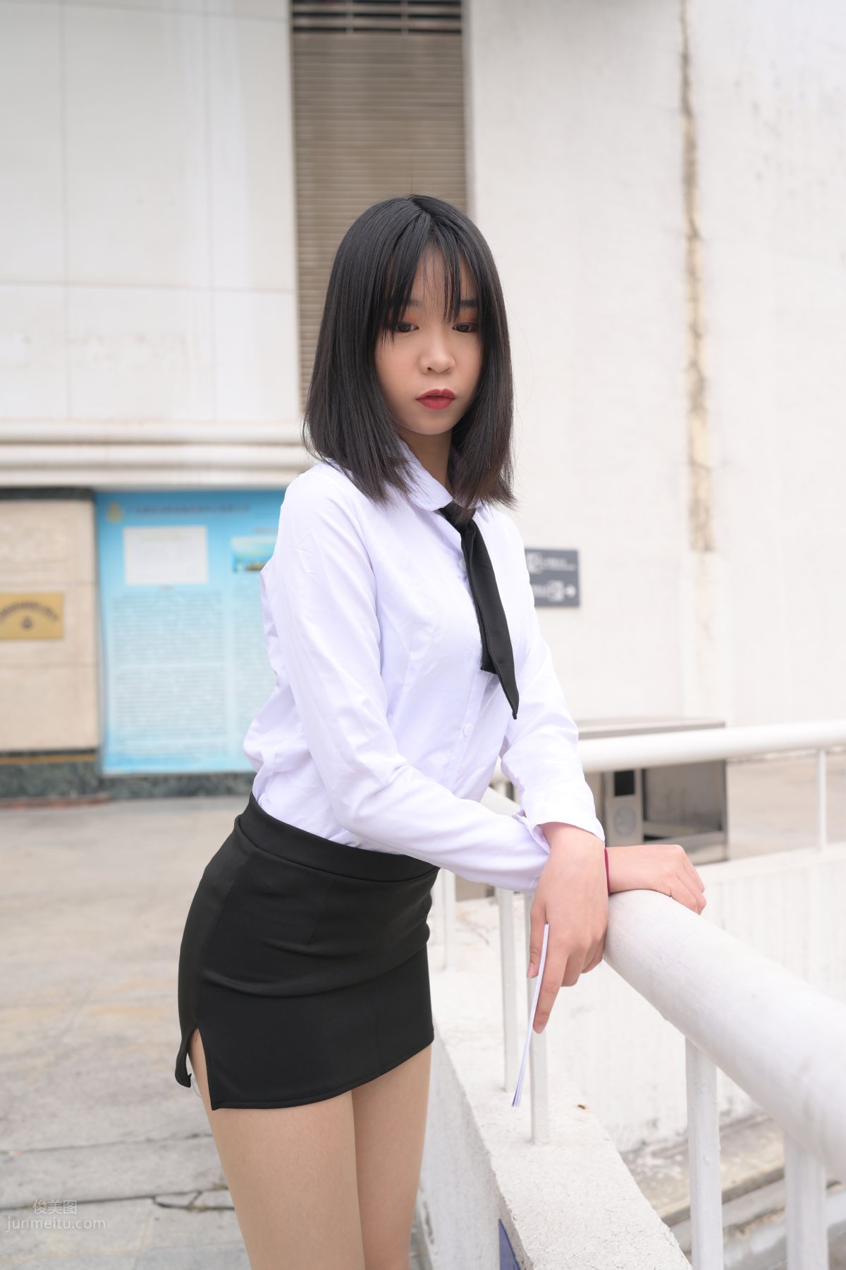 [魔鏡街拍] 084 程生街拍-商城推銷美女長腿肉絲制服 78