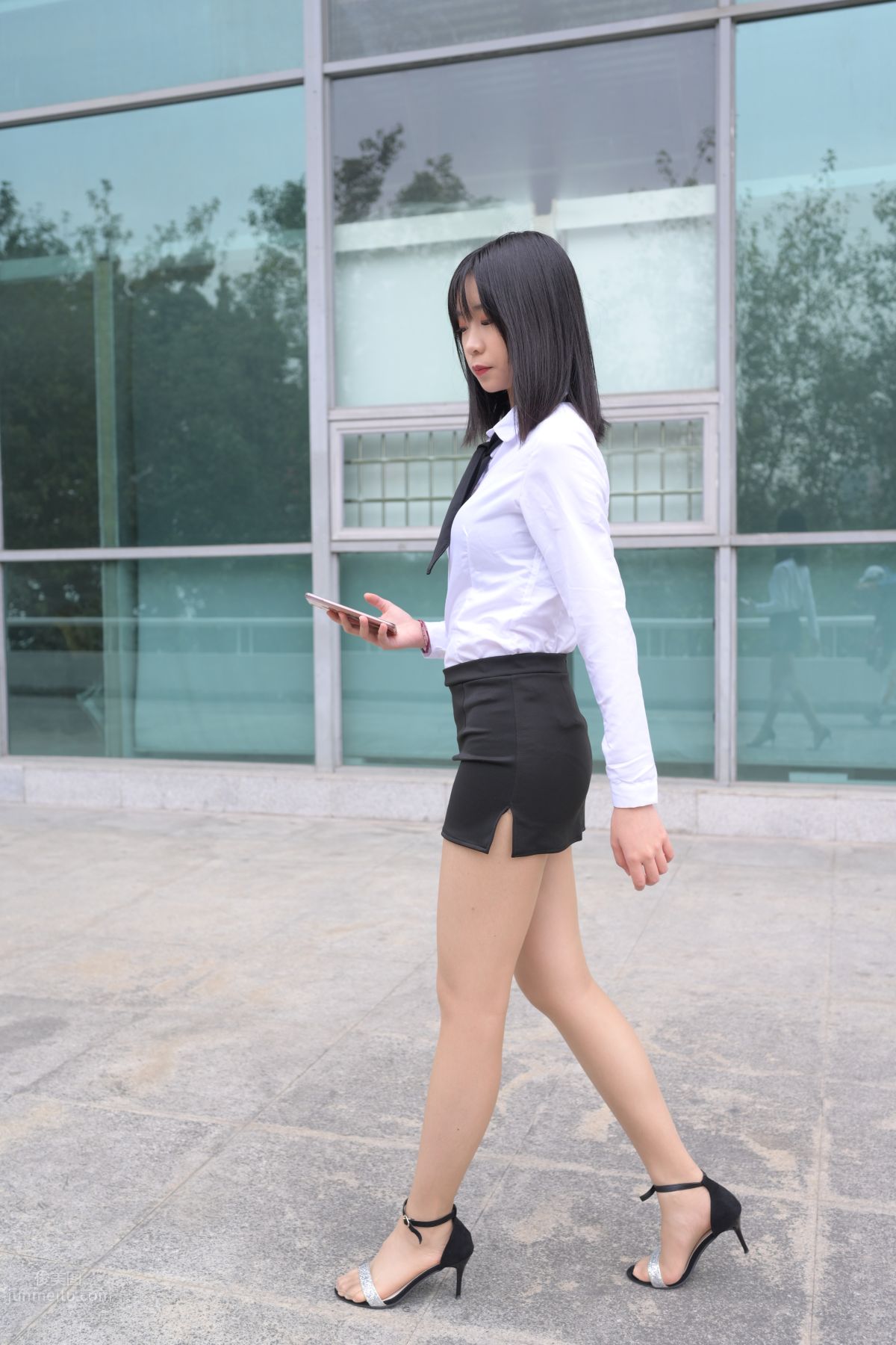 [魔鏡街拍] 084 程生街拍-商城推銷美女長腿肉絲制服 56