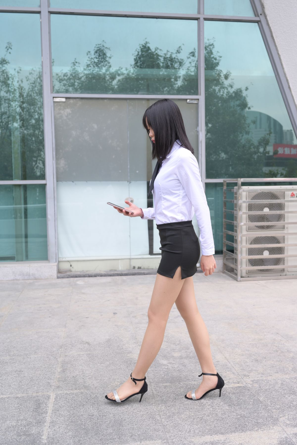 [魔鏡街拍] 084 程生街拍-商城推銷美女長腿肉絲制服 45
