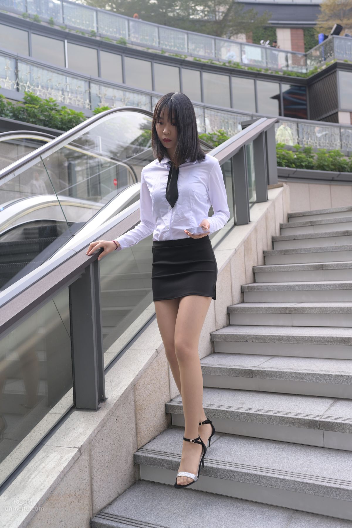 [魔鏡街拍] 084 程生街拍-商城推銷美女長腿肉絲制服 451