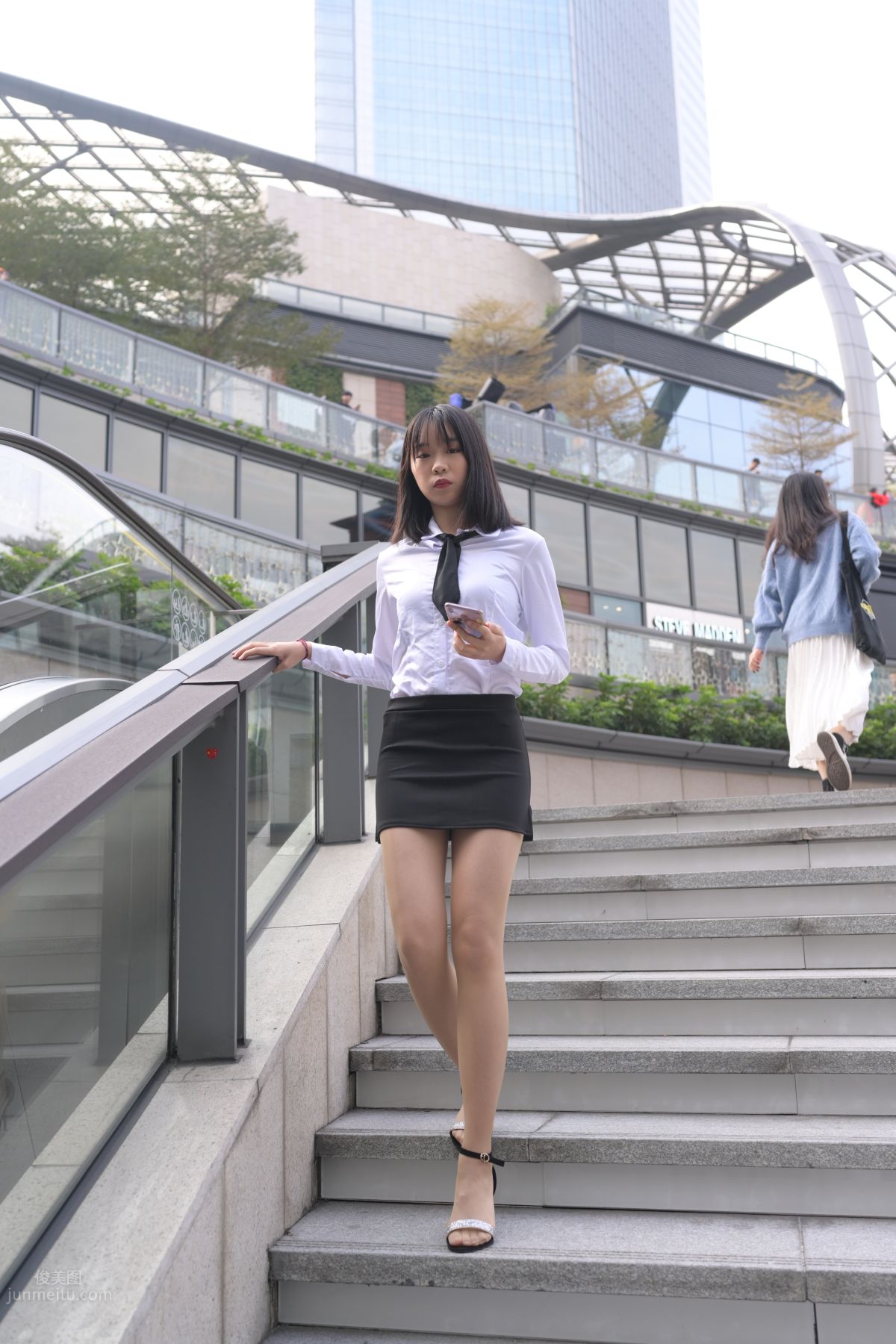 [魔鏡街拍] 084 程生街拍-商城推銷美女長腿肉絲制服 445